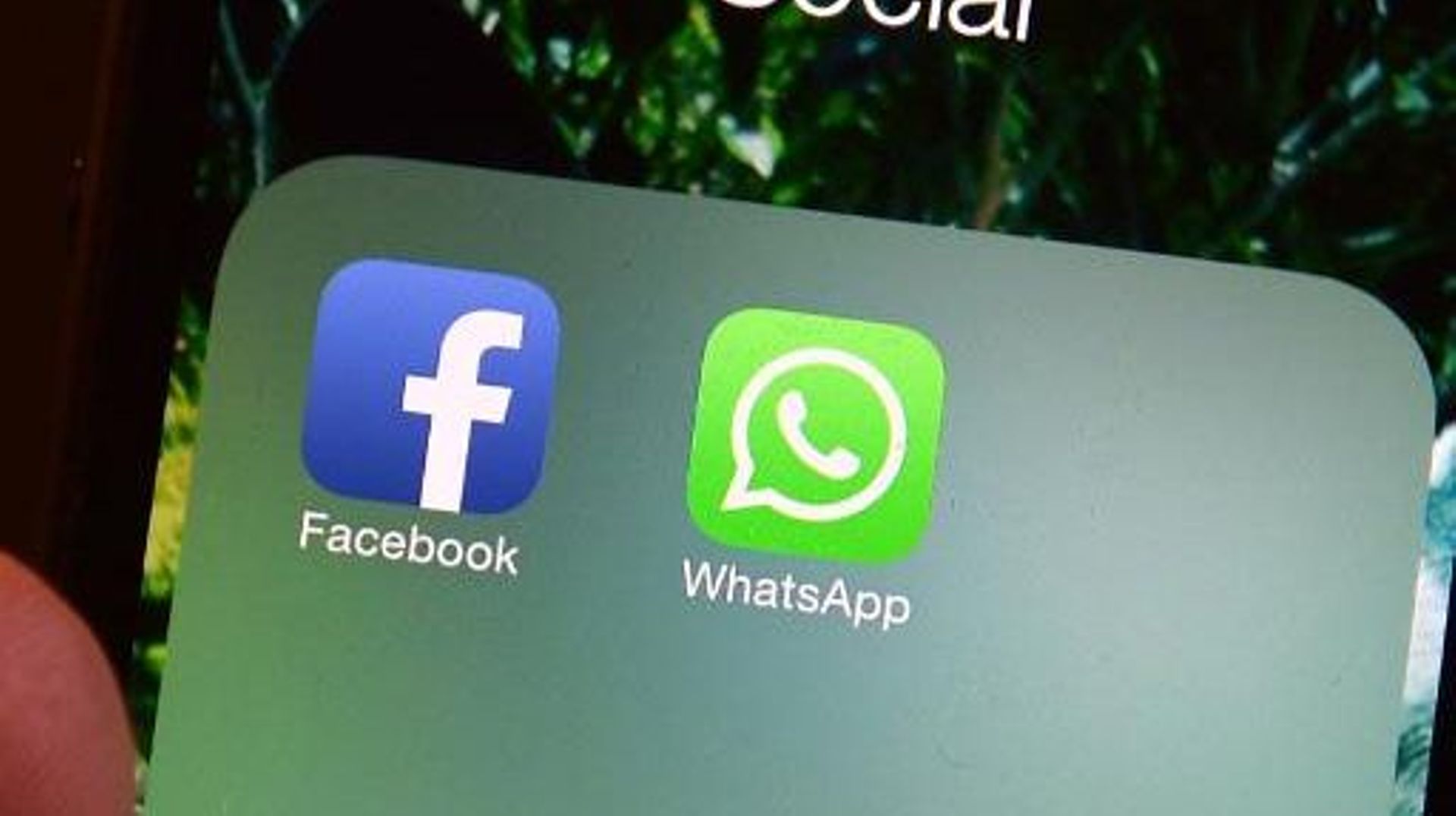 Les logos de Facebook et WhatsApp sur un smartphone, le 20 février 2014 à Rome