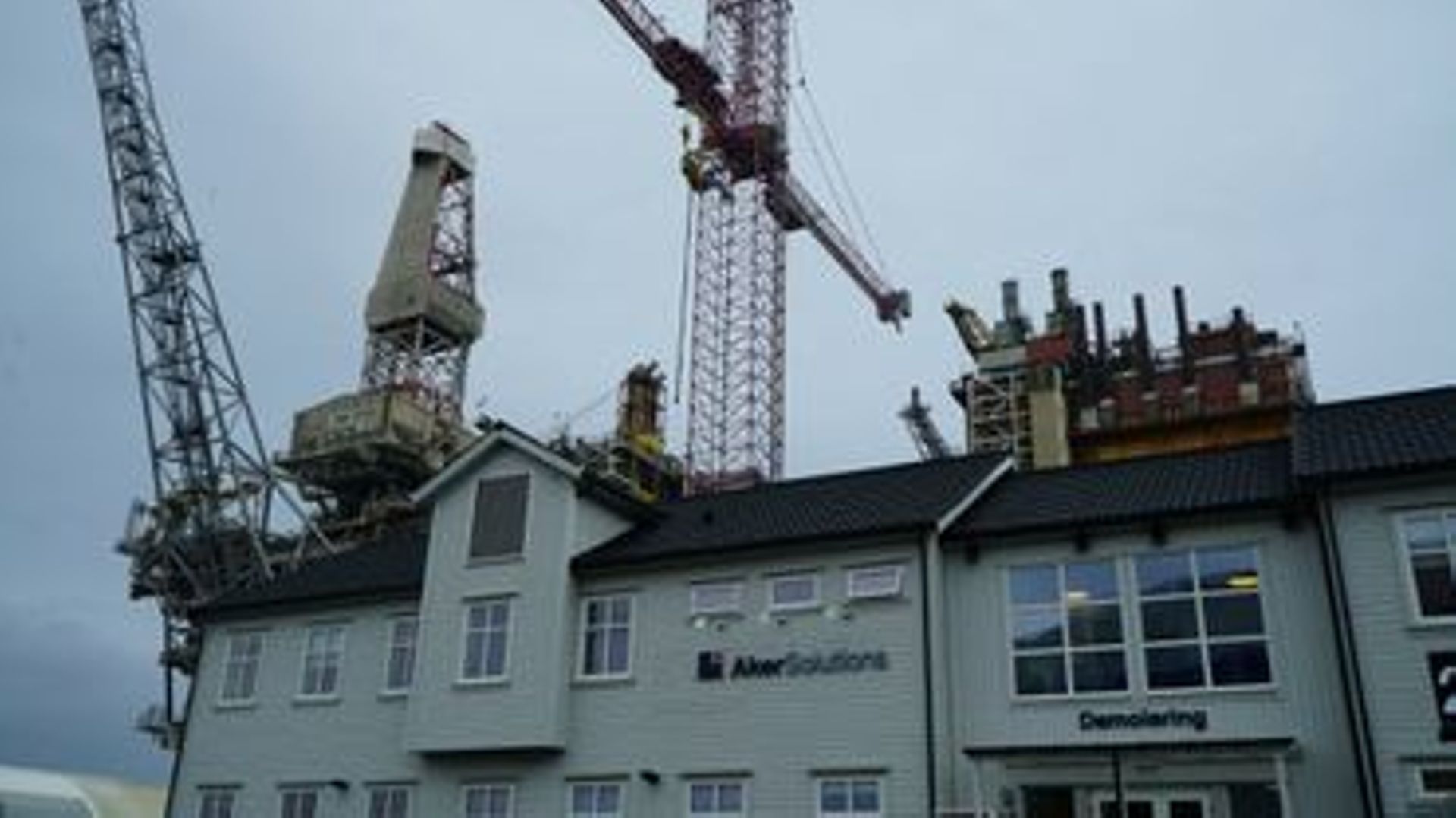 L'entrée du chantier Aker Solution où sont démantelées des plateformes pétrolières désaffectées, le 17 juin 2022 à Stordd, en Norvège.