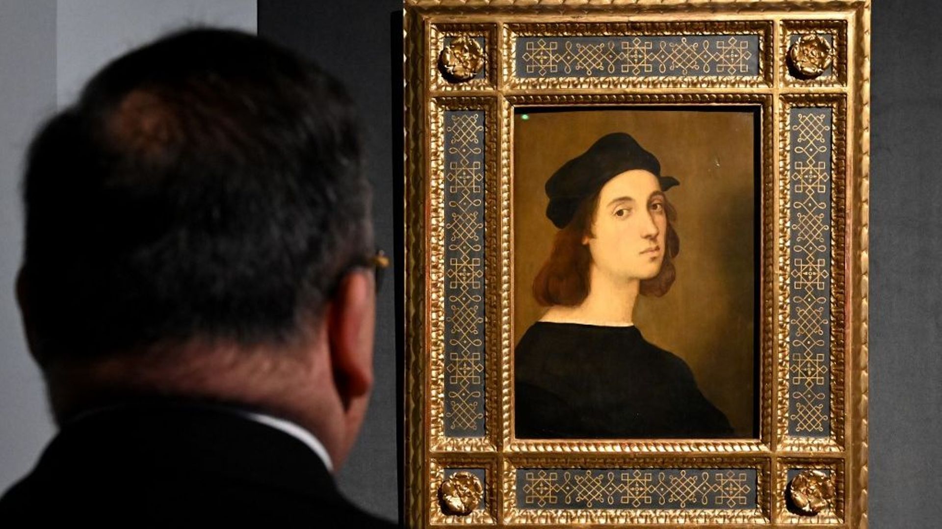 Une mythe populaire veut que le peintre ait succombé en 1520, à seulement 37 ans, à la syphilis.