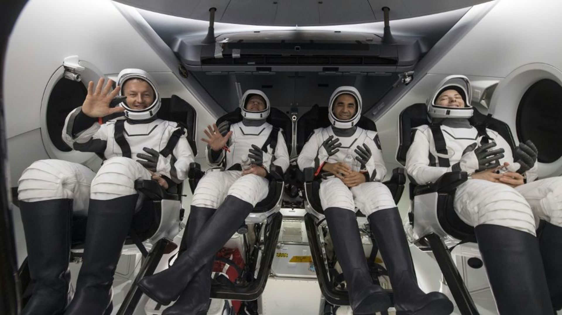 (g-d) Les astronautes Matthais Maurer, Tom Marshburn, Raja Chari et Kayla Barron à l'intérieur de la capsule Dragon de SpaceX après avoir amerri dans les eaux du Golfe du Mexique, le 6 mai 2022 au large de Tampa, en Floride