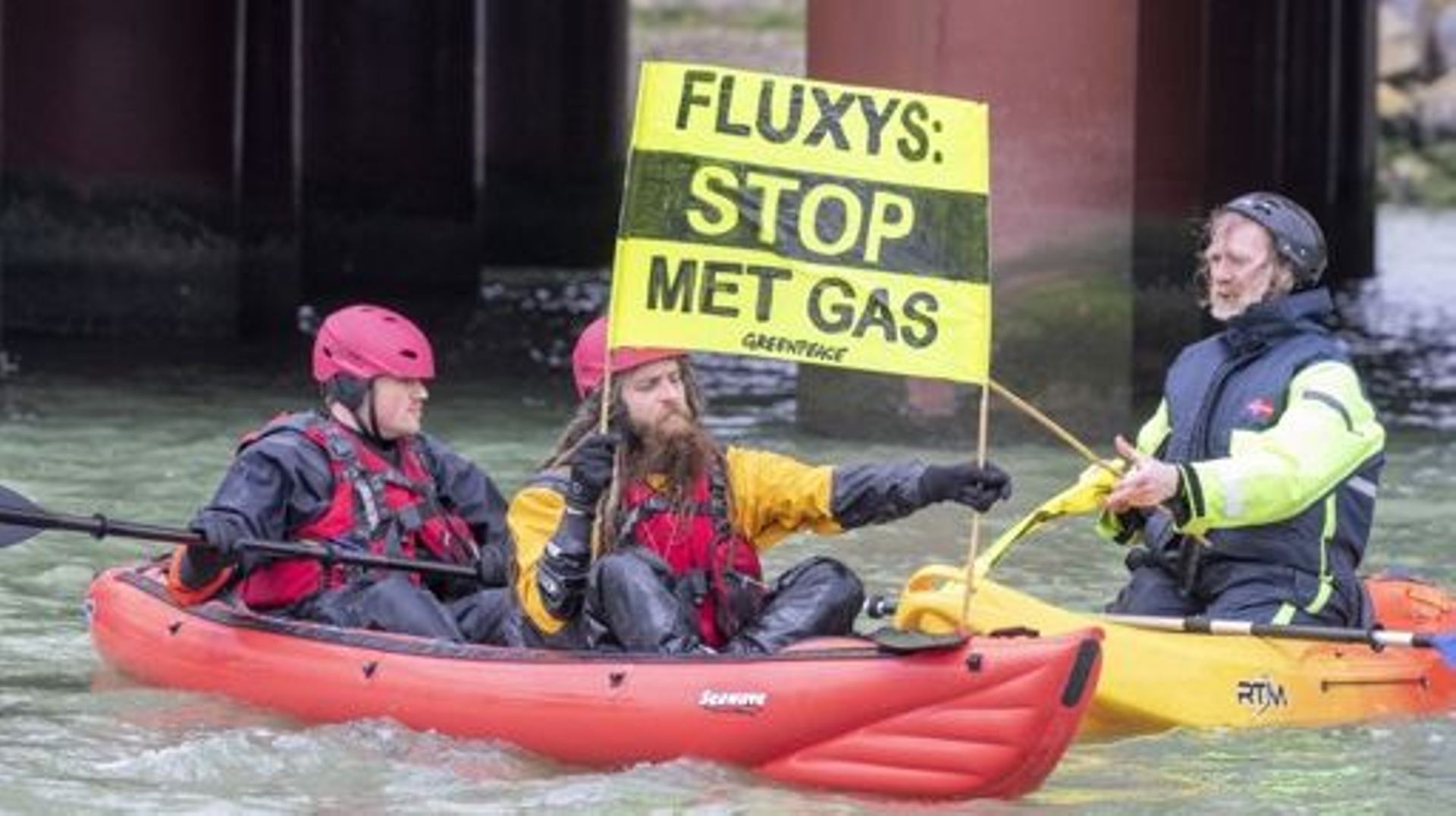 Action de protestation des militants écologistes de Greenpeace, au terminal de gaz liquide de Fluxys, dans le port de Zeebrugge, le samedi 29 avril 2023.