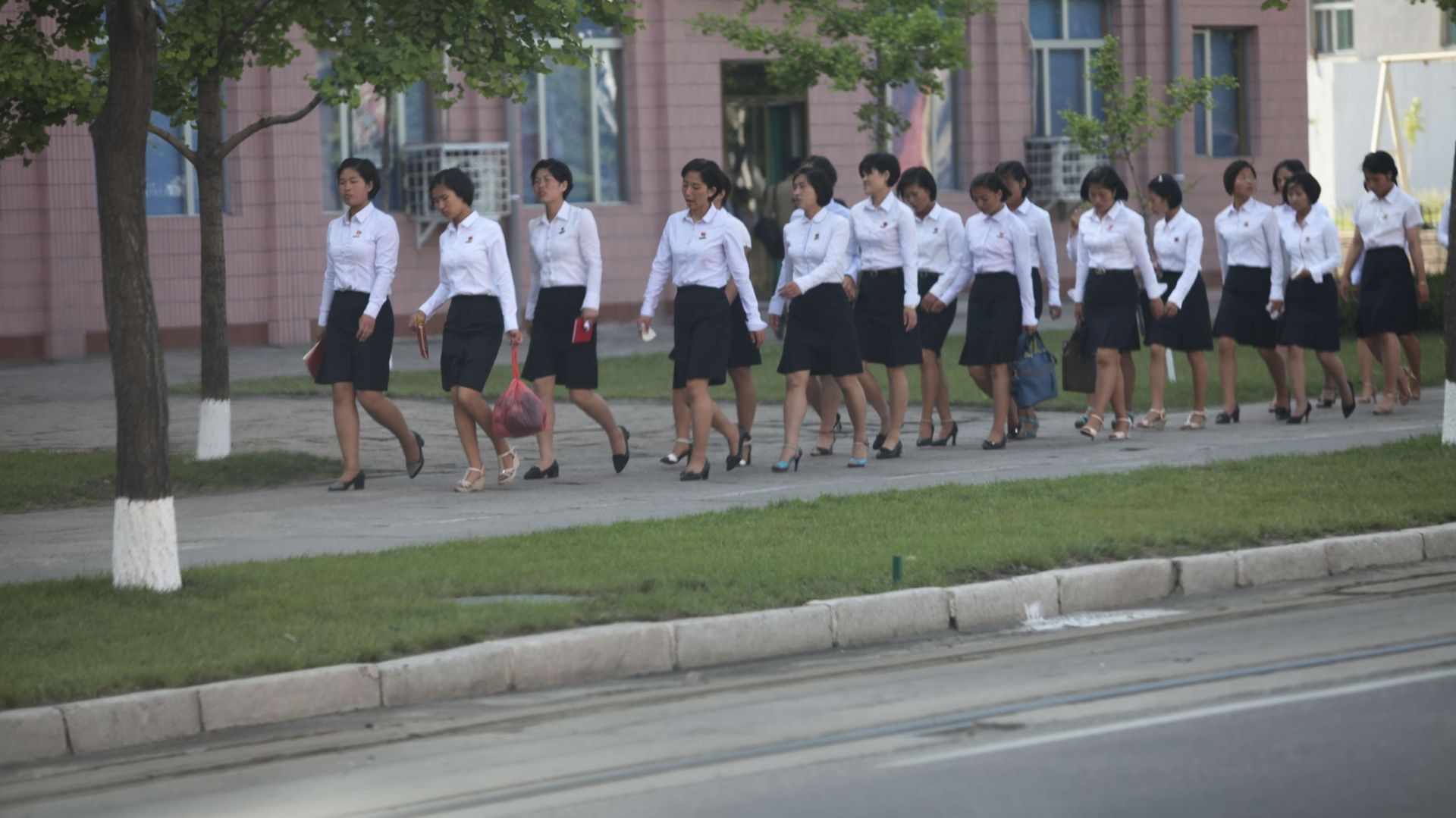 Les écoliers et lycéennes doivent marcher au pas et chanter ou écouter des chants patriotiques en pleine rue plusieurs fois par jour, y compris le dimanche.