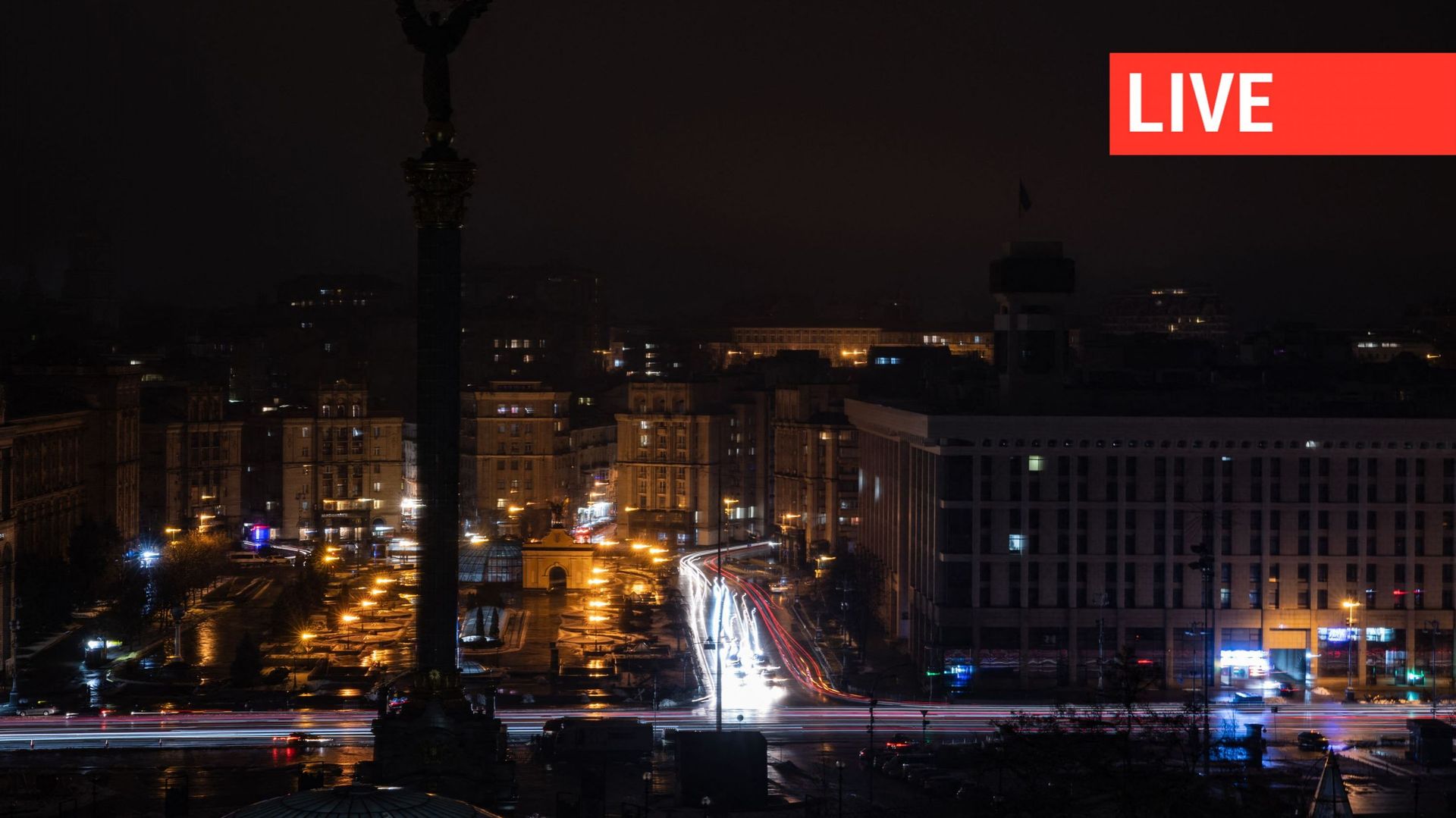 Cette photo prise avec une longue exposition montre les lumières des voitures près de la place Maidan pendant une coupure d’électricité dans la ville de Kiev, le 17 décembre 2022, au milieu de l’invasion russe de l’Ukraine.
