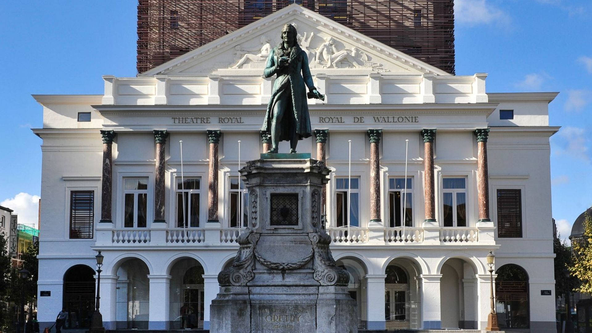 La statue de Grétry face à l'Opéra royal de Wallonie