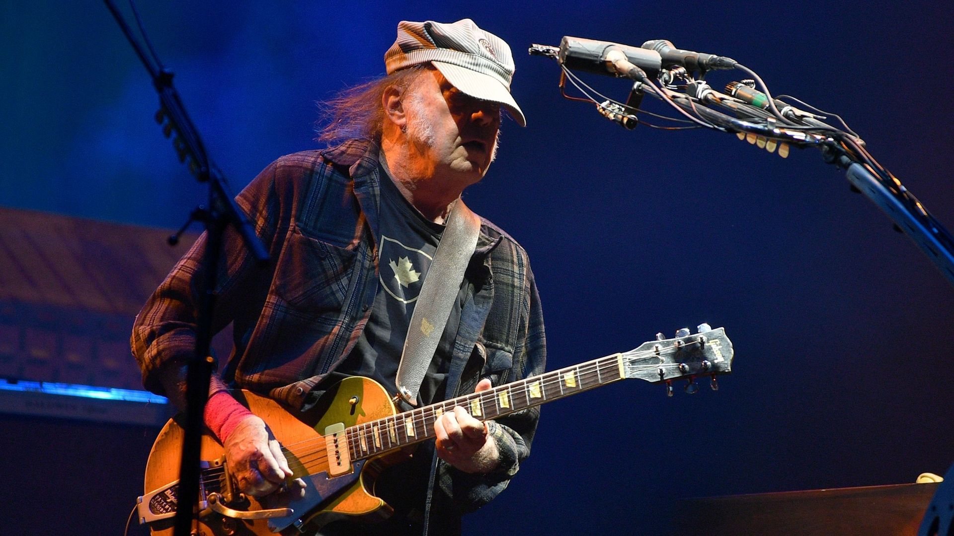 Neil Young claque la porte de Facebook : une prise de position contre les chatbots controversés de Meta