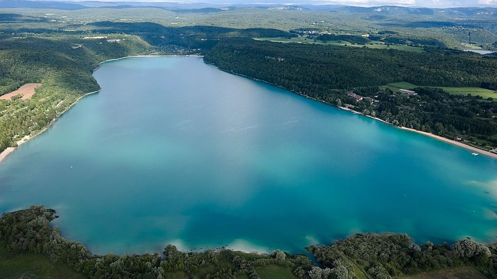 Quatre lycéens meurent prisonniers de leur voiture tombée dans un lac dans le Jura