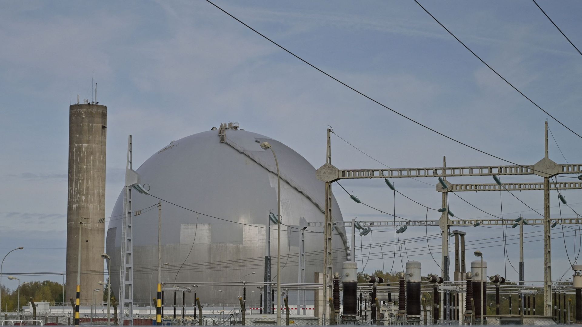 La "boule" de la centrale nucléaire de Chinon en France. Le réacteur de la "boule" est mis à l’arrêt en 1973 et EDF décide de la reconvertir en musée.
