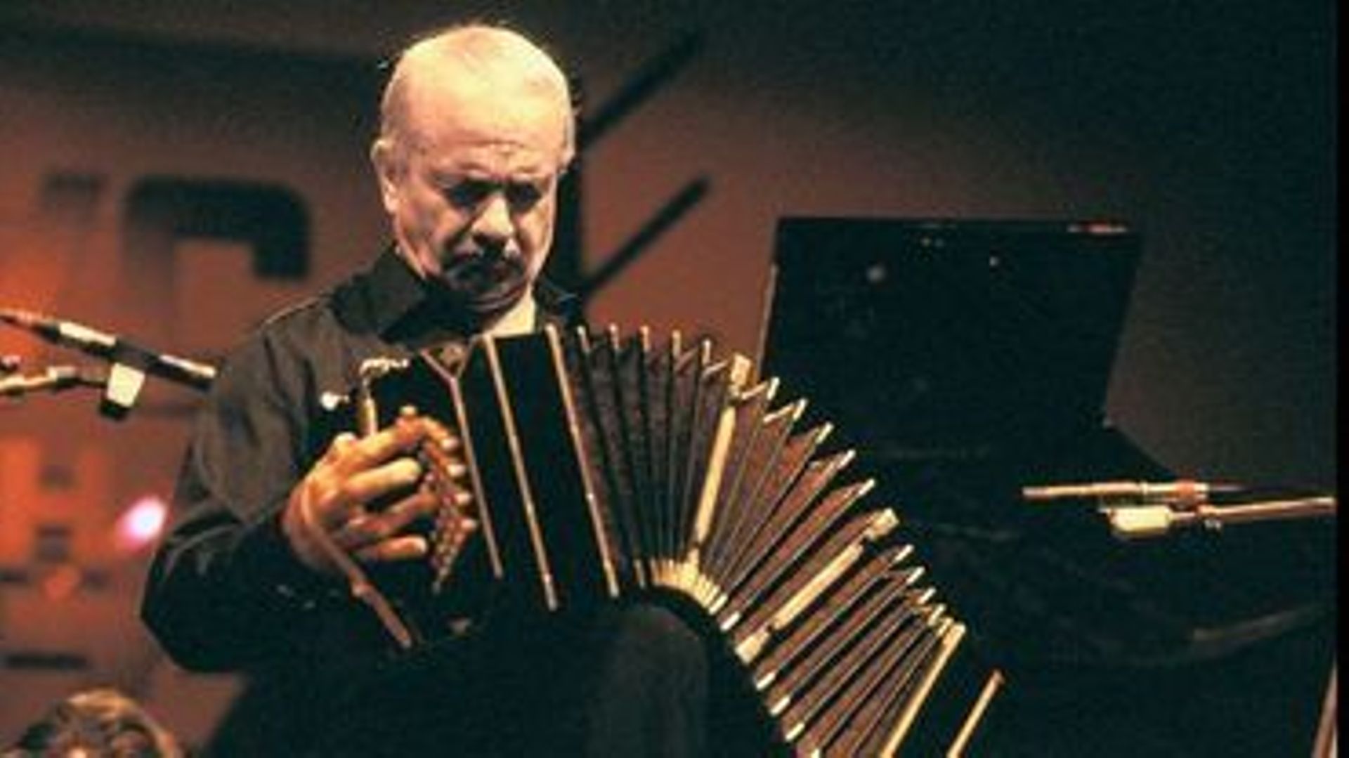 En plus d'être un compositeur incontournable dans l'histoire du tango, Piazzolla était un interprète d'exception et maîtrisait le bandonéon.