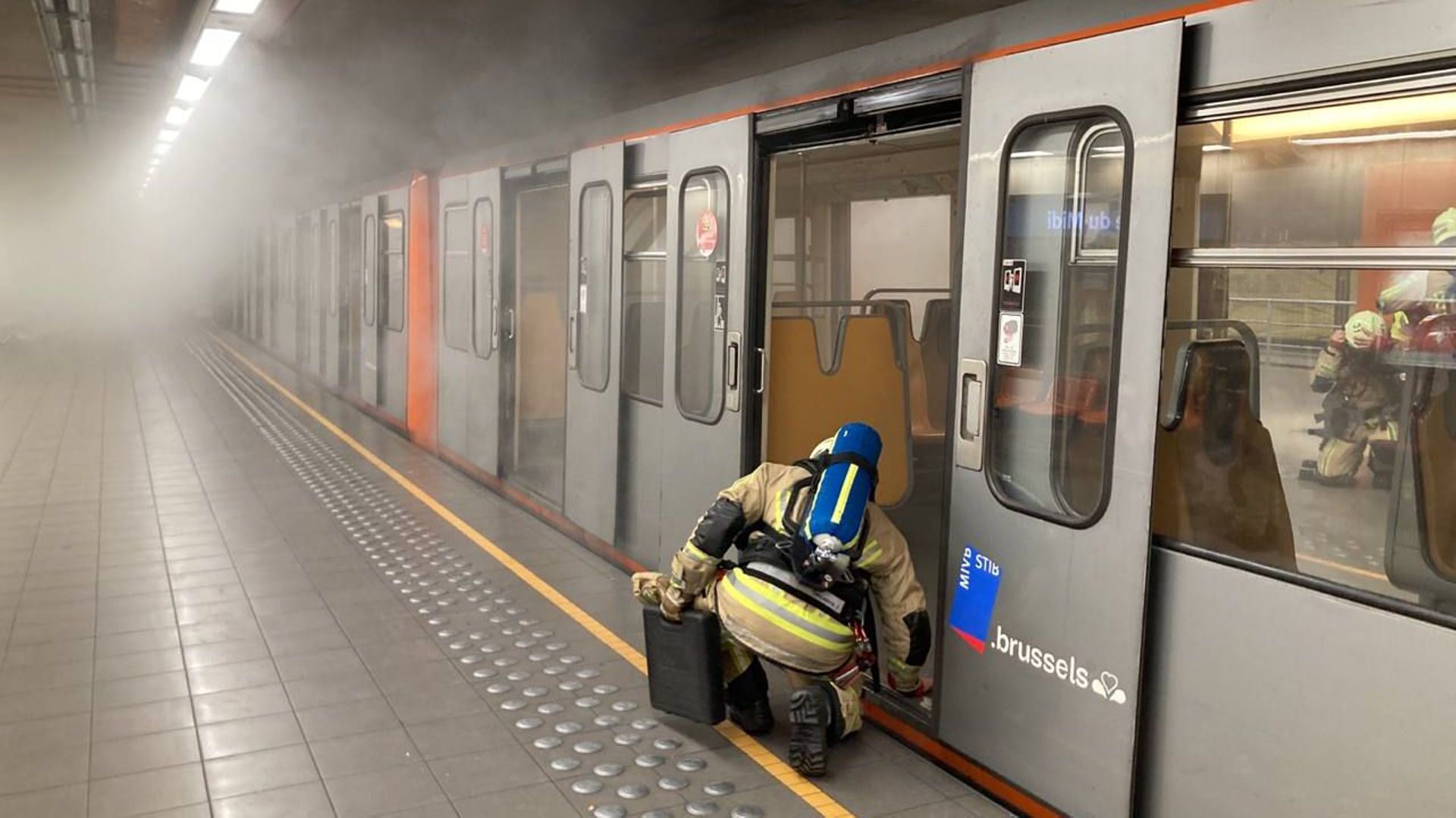 De la fumée s’échappant d’une rame de métro ce mercredi 8 mars dans la station de métro de la gare du midi.