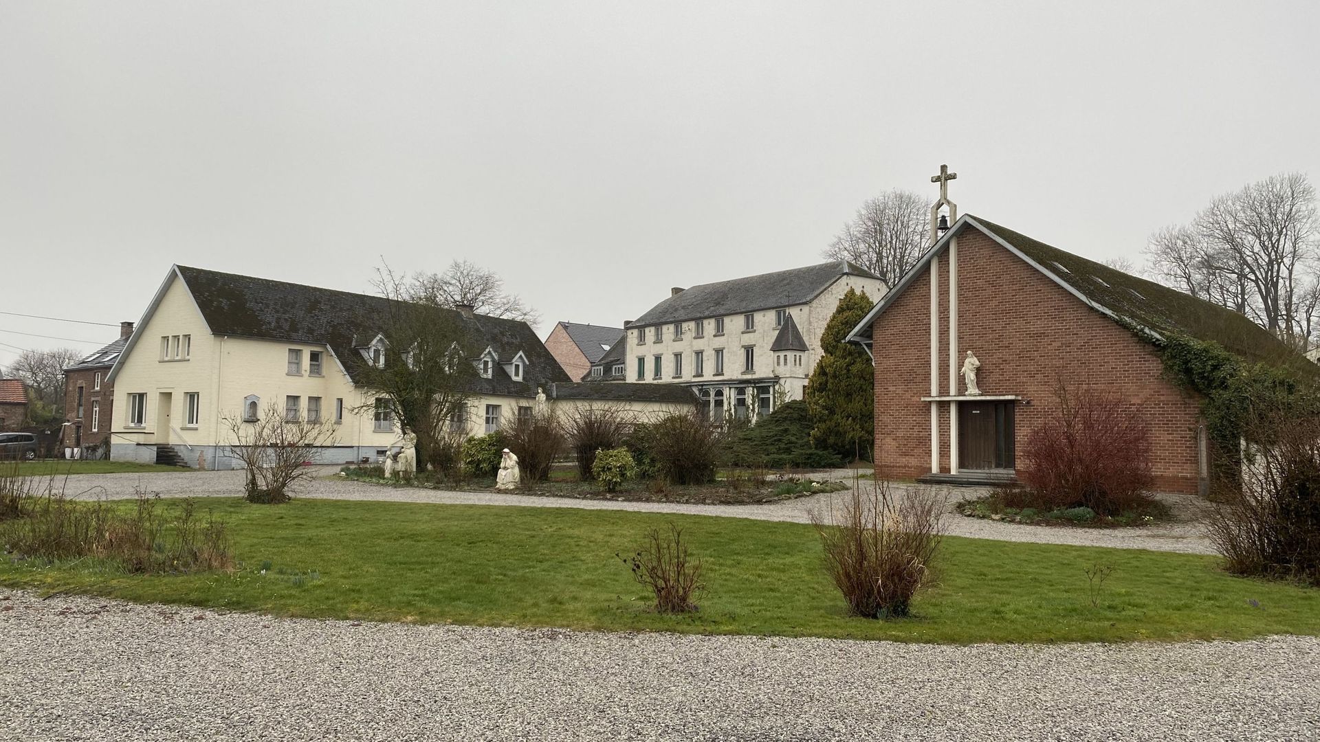 Le bâtiment de gauche sera rasé, mais celui du fond et la chapelle seront conservés et remis en état.