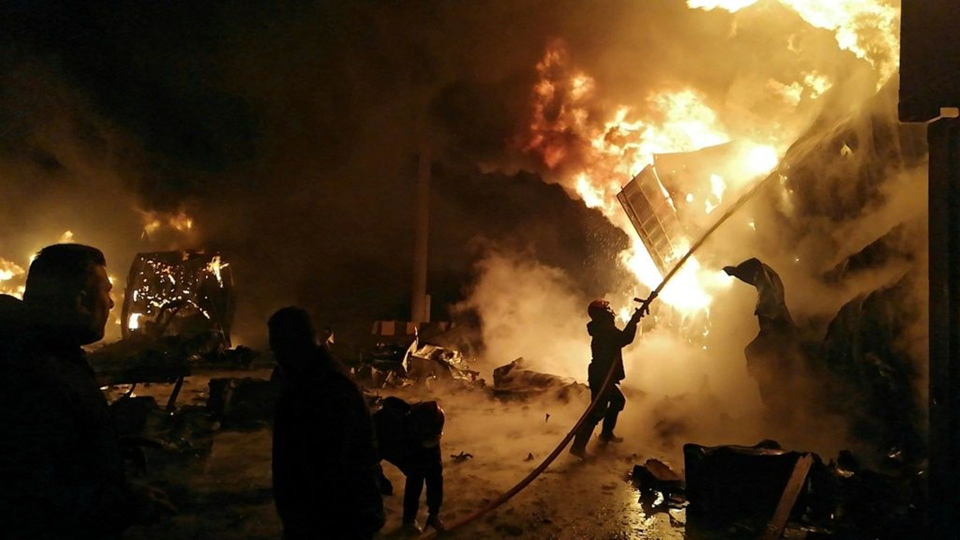Incendie du port syrien de Lattaquié dans le nord-ouest de la Syrie après une frappe aérienne israélienne, le 28 décembre 2021