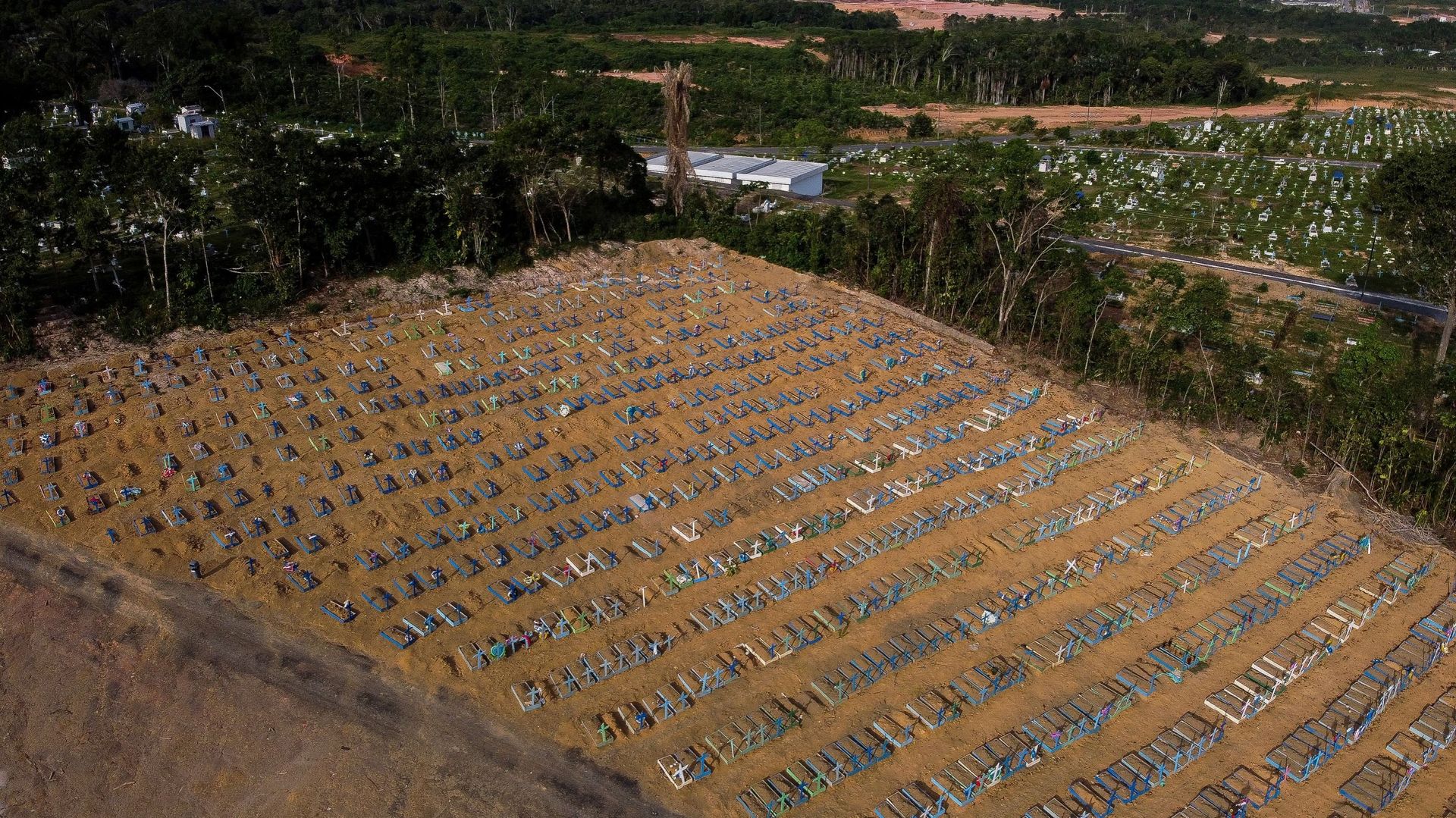 Les cercueils se sont entassés dans des cimetières de fortune à Manaus. 