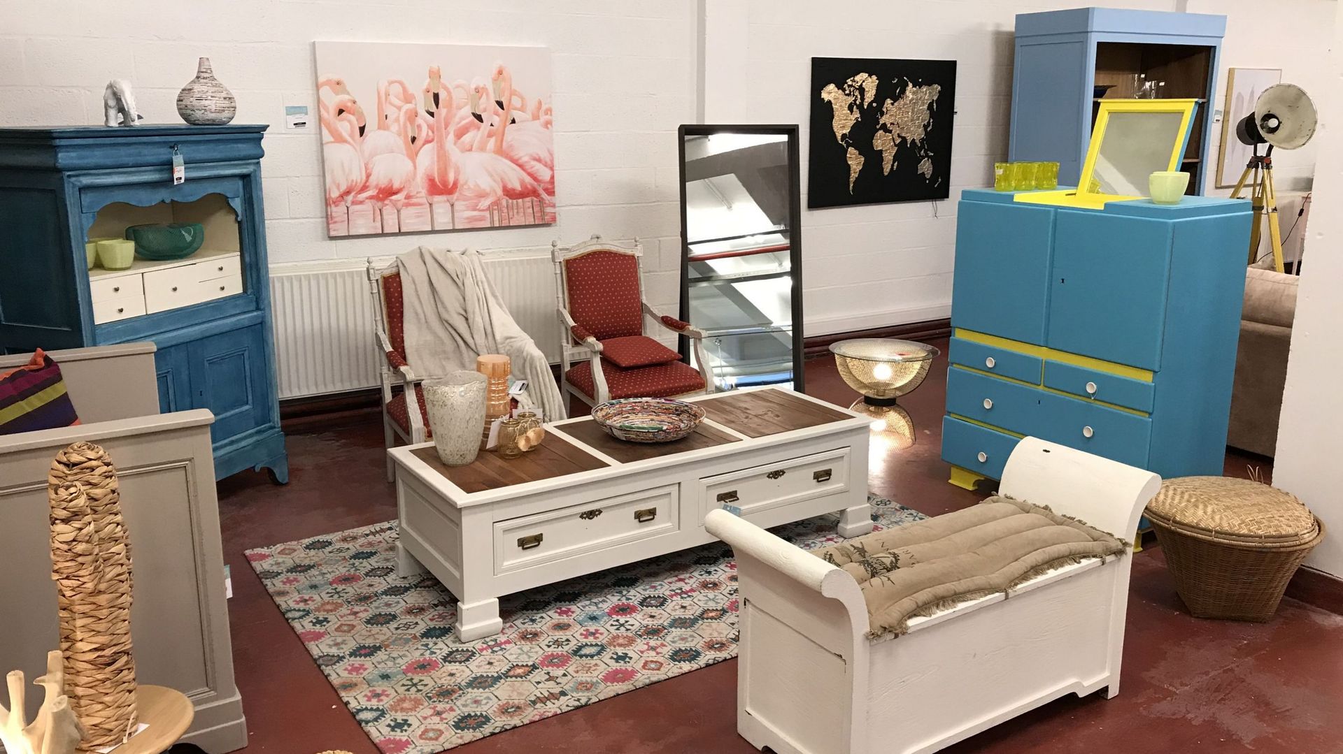 Le mobilier et les objets de décoration vendus chez Post Concept sont majoritairement conçus à partir d'anciens meubles  ou de matériaux recyclés. 