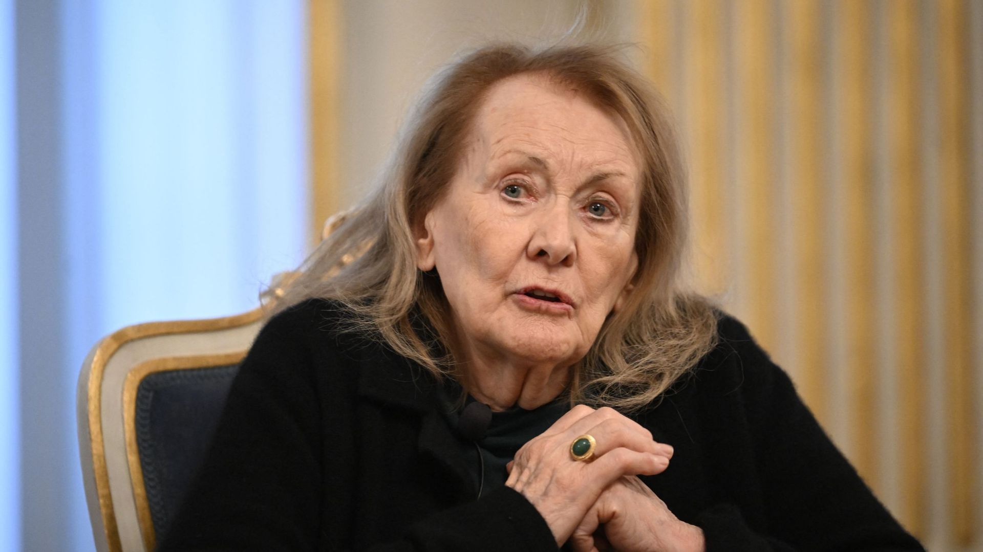 Annie Ernaux en conférence de presse à Stockholm.