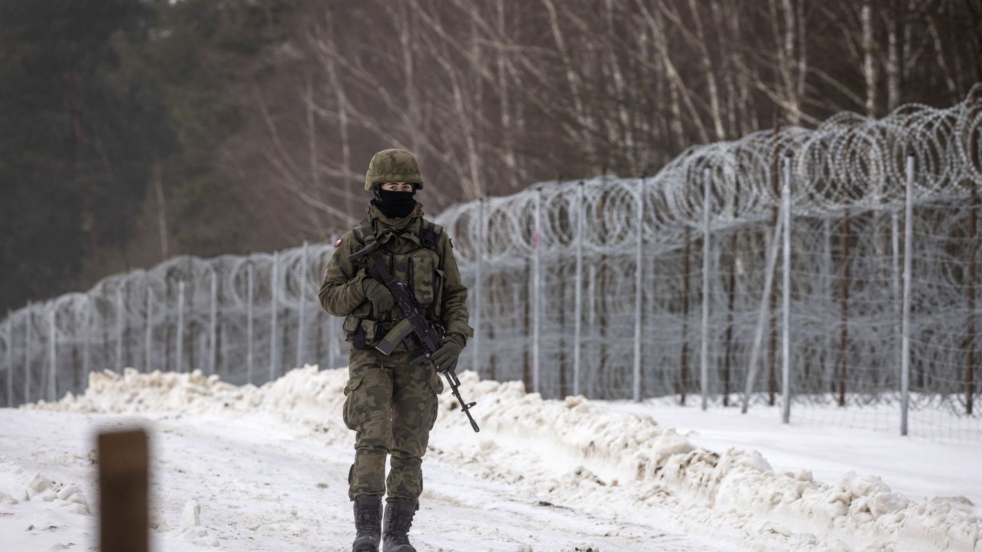 Un soldat polonais patrouille le long de la frontière polono-biélorusse lors d’une tournée de presse près de Szudzialowo, le 25 janvier 2022.