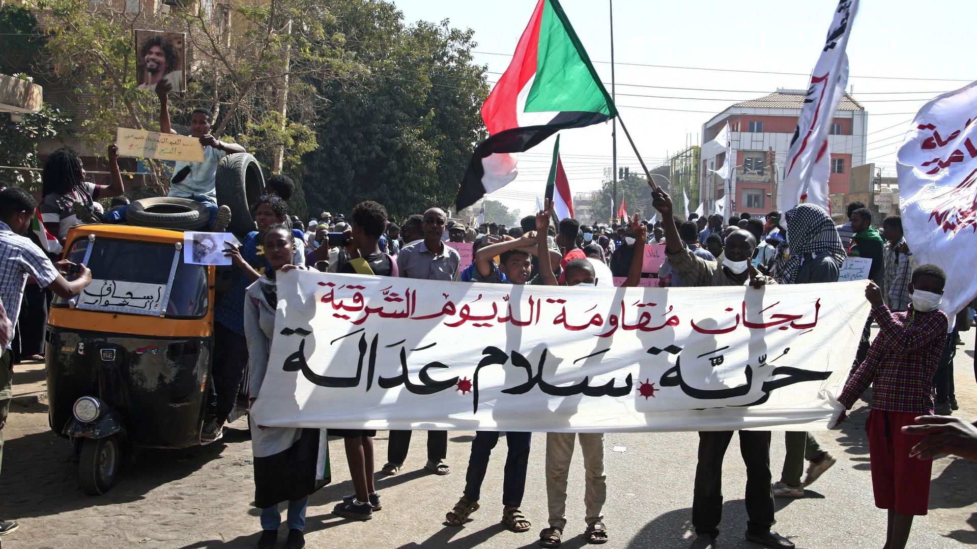 Des Soudanais se rassemblent pour s'opposer à un coup d'État militaire survenu il y a près de trois mois, au sud de la capitale Khartoum, le 17 janvier 2022.