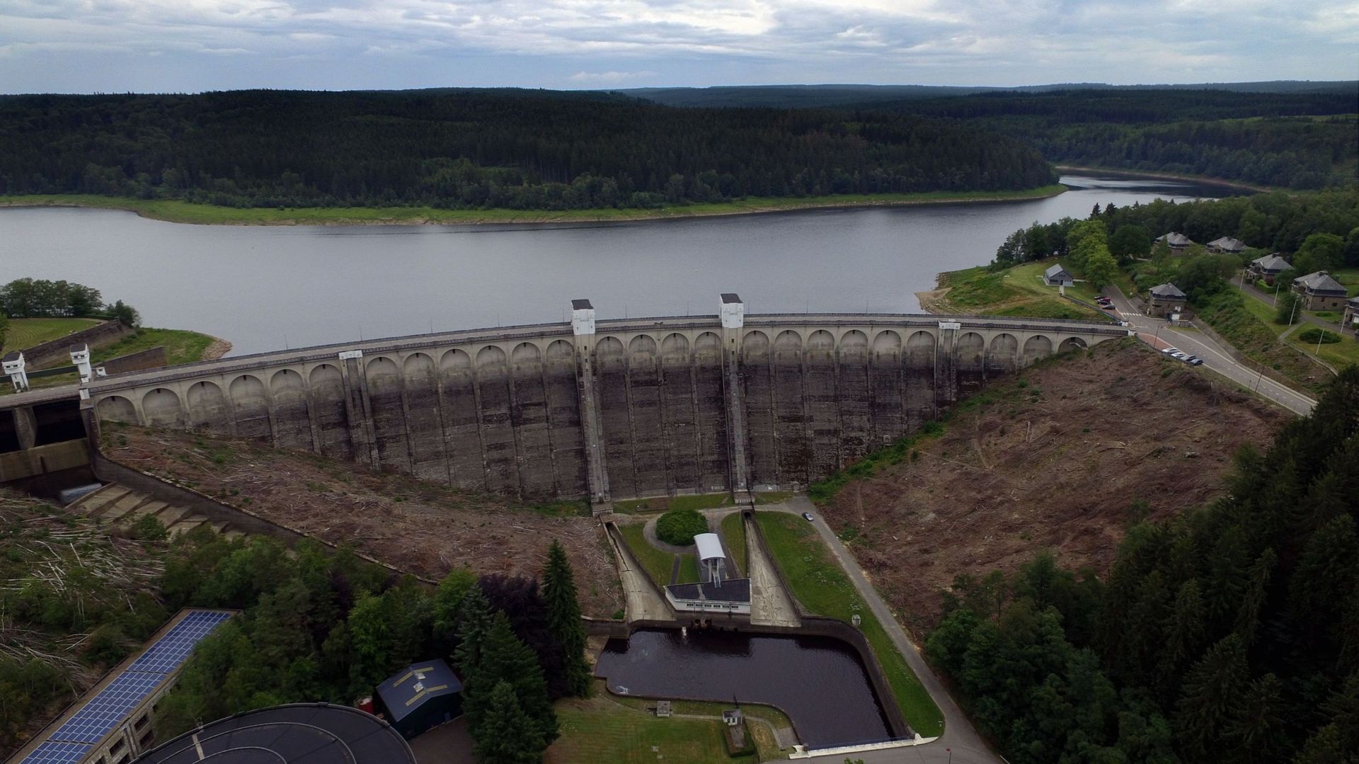 le-barrage-de-la-vesdre-un-des-plus-grands-reservoirs-deau-en-belgique