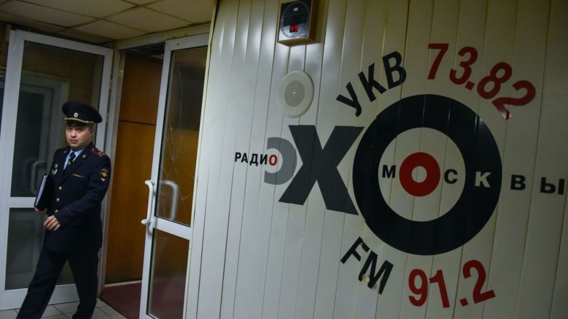 Un officier de police rentre dans les locaux de la radio indépendante Echo de Moscou, en octobre 2017