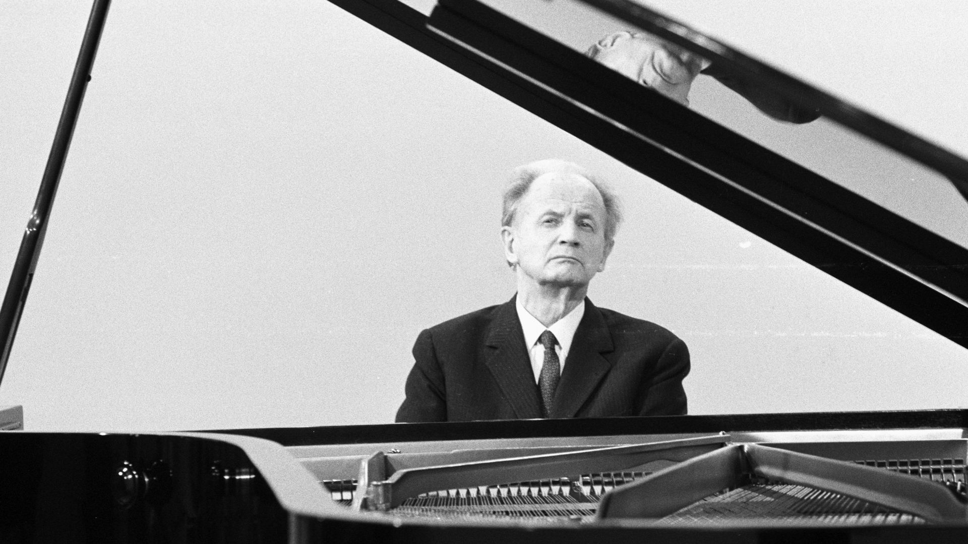 Wilhem Kempff au piano lors de l’enregistrement du programme "l’Année Beethoven" réalisé par Gérard Herzog.