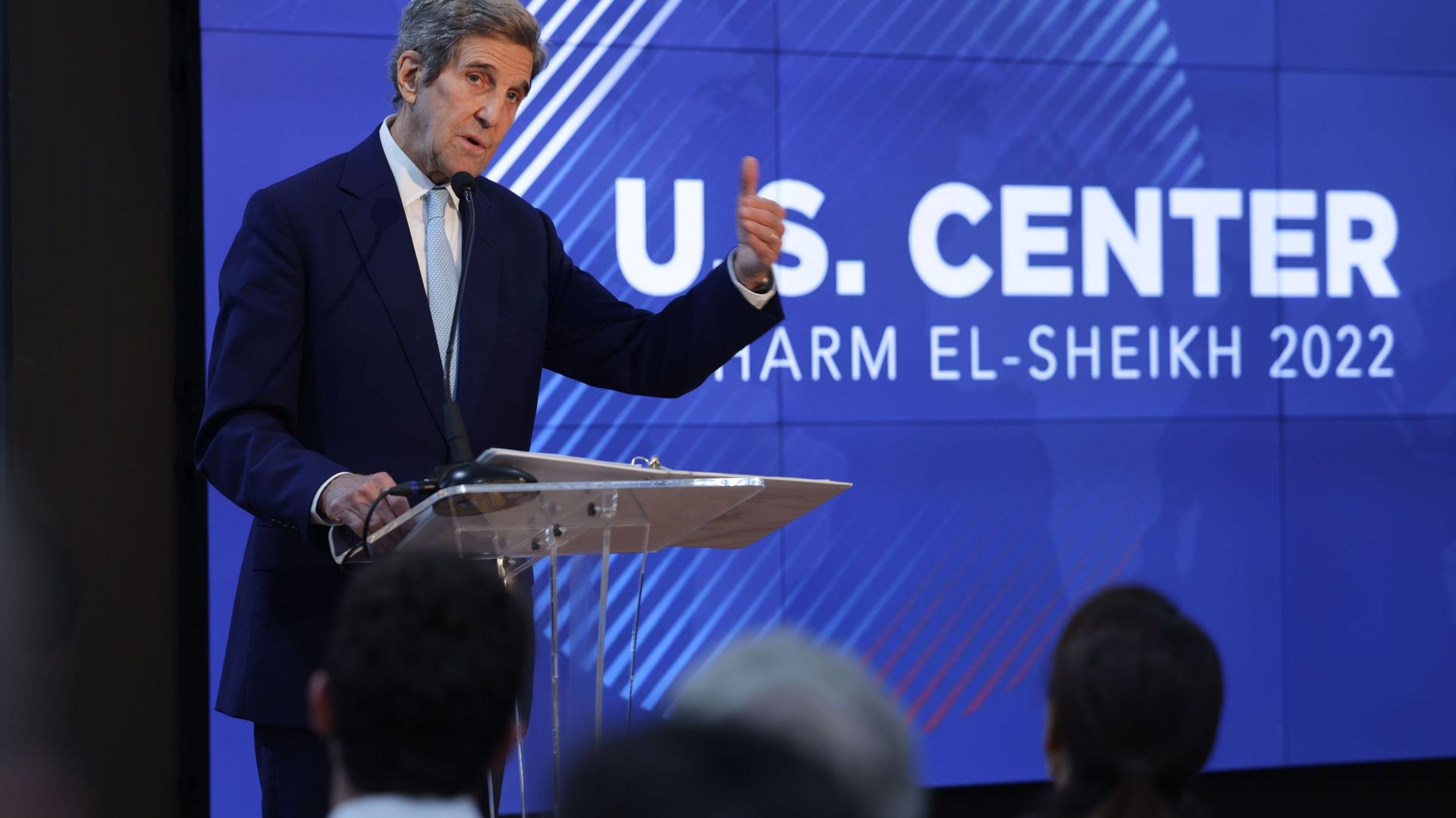 L'envoyé spécial du président des États-Unis pour le climat, John Kerry, s'exprime au pavillon du  des États-Unis à la conférence sur le climat COP27 de la CCNUCC, le 12 novembre 2022
