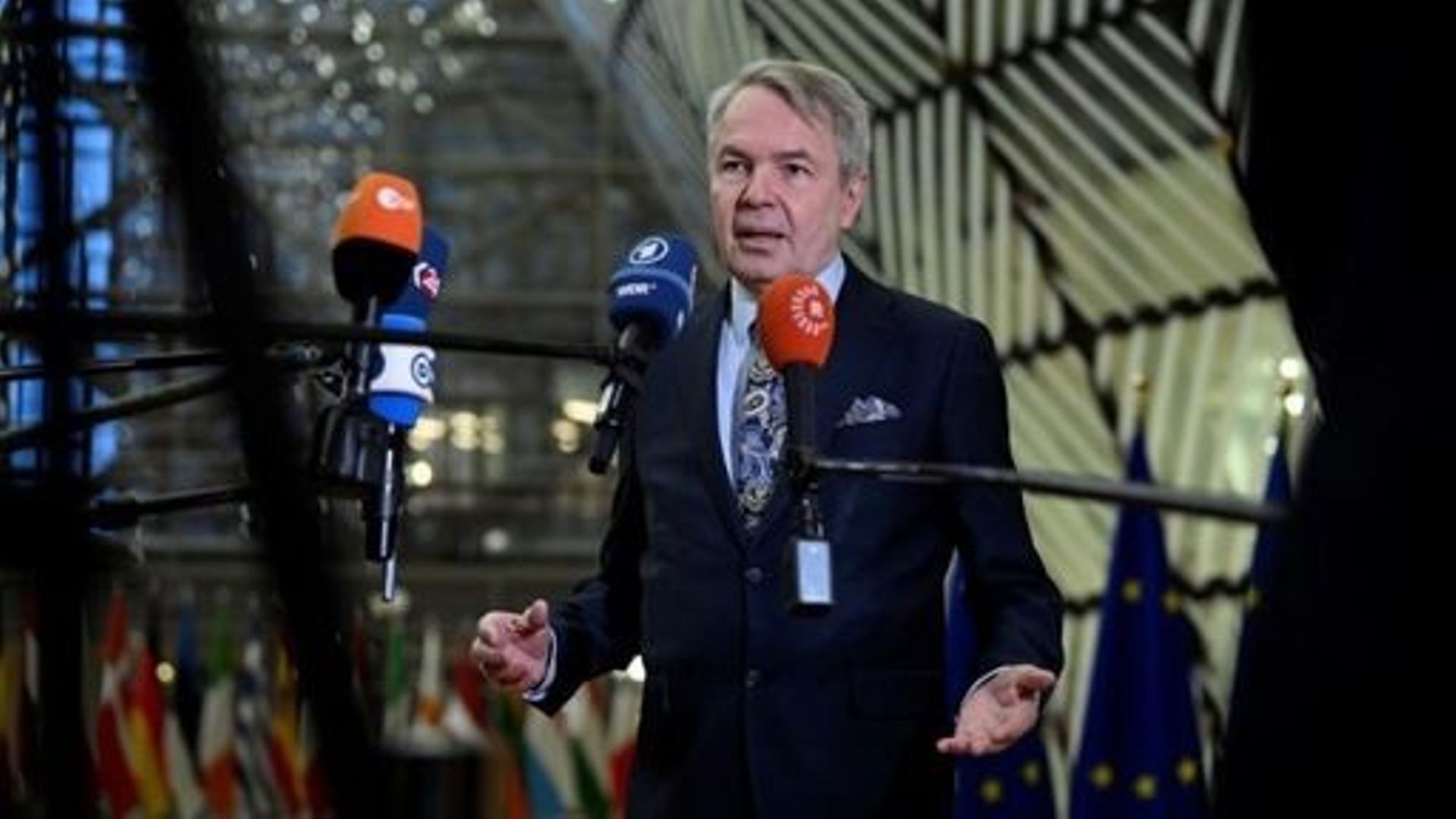 Le ministre finlandais des Affaires étrangères, Pekka Haavisto, parle à la presse lors d’une réunion des ministres des Affaires étrangères de l’UE à Bruxelles, le 23 janvier 2023. John THYS / AFP