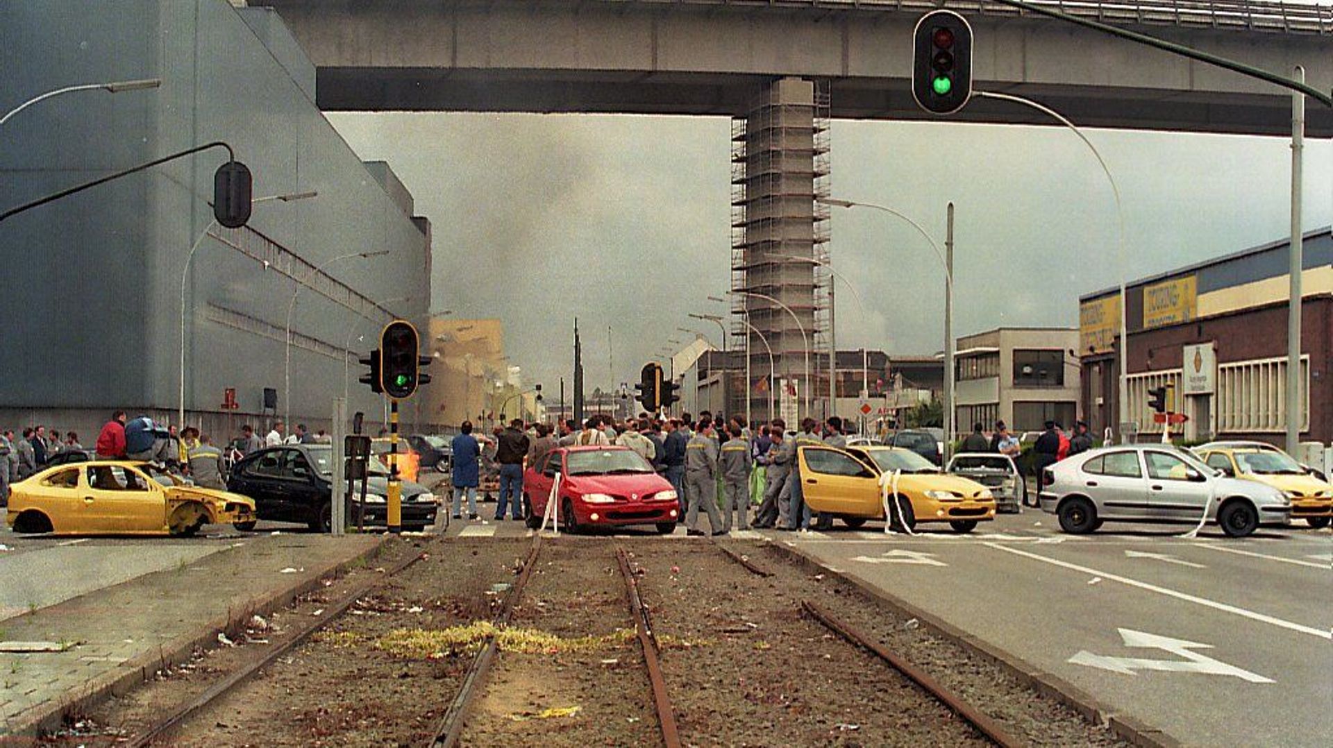 Le 21 mai 1997, les travailleurs en grève bloquent les accès de l'usine Renault de Vilvorde