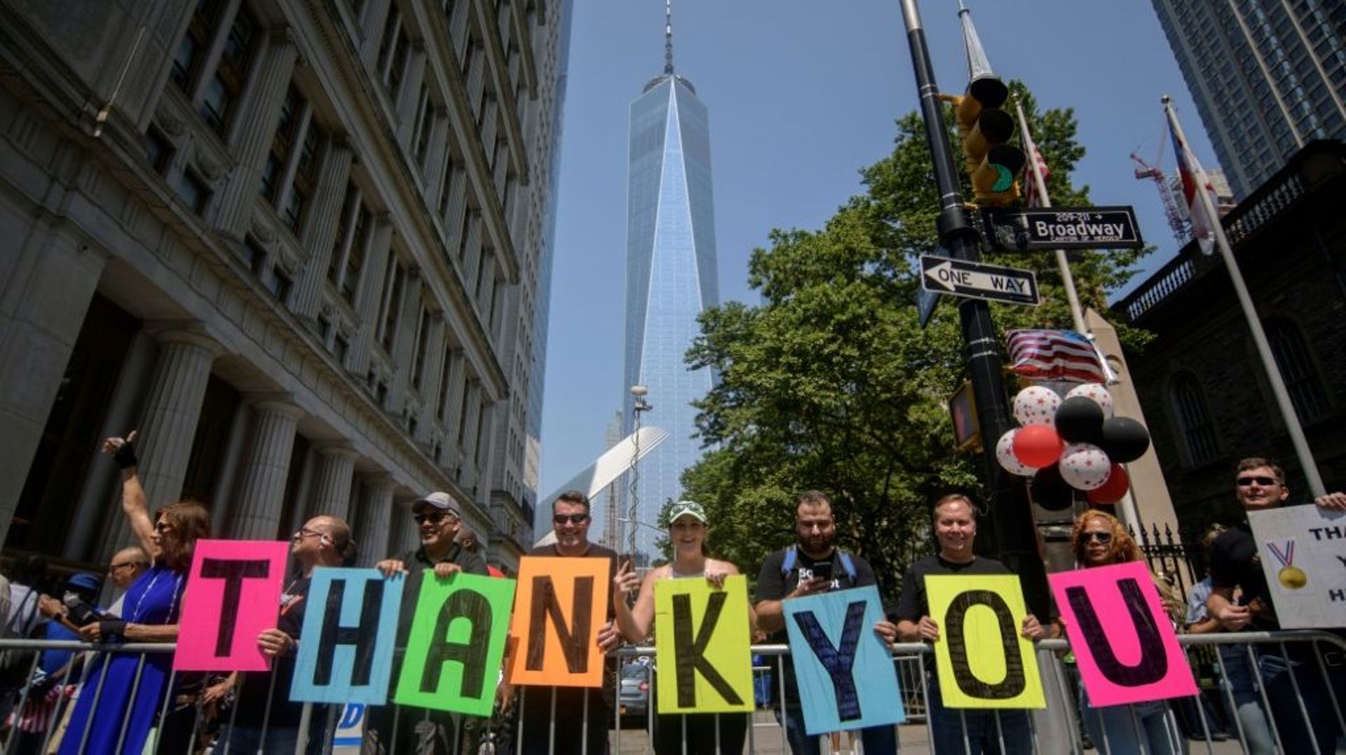 Des spectateurs remercient les travailleurs essentiels lors d’une parade en leur honneur, le 7 juillet 2021 à New York