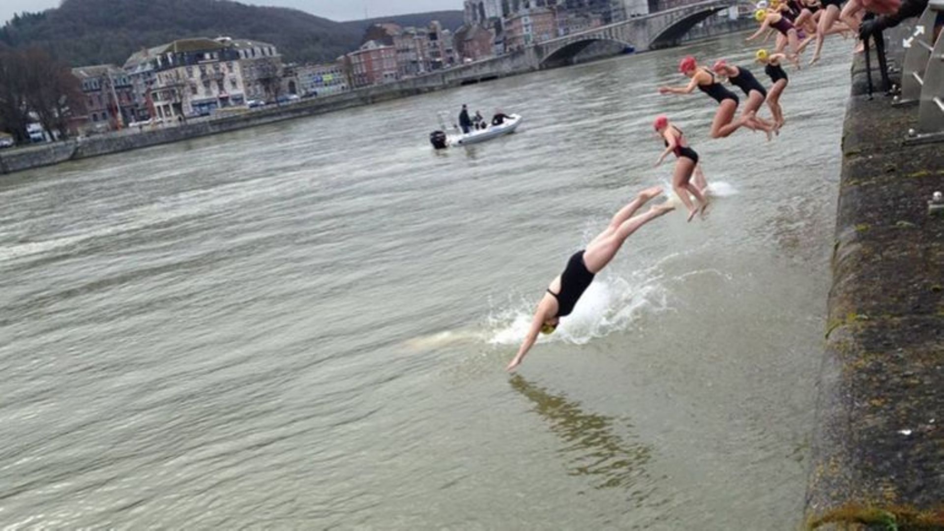 Les nageurs du club "Cool Huy" nagent dans la Meuse été comme hiver