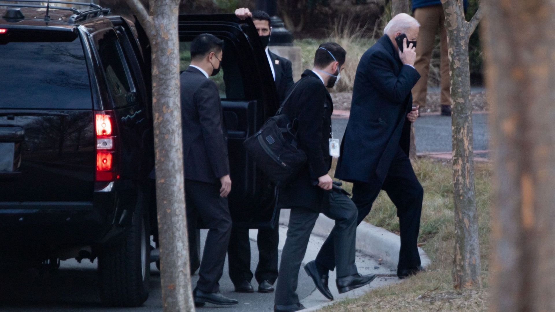 Le président américain Joe Biden passe un appel sur son portable, alors qu’il sort de son véhicule, à Washington. Le Premier ministre israélien a dû attendre près d’un mois avant de recevoir un premier appel de sa part.