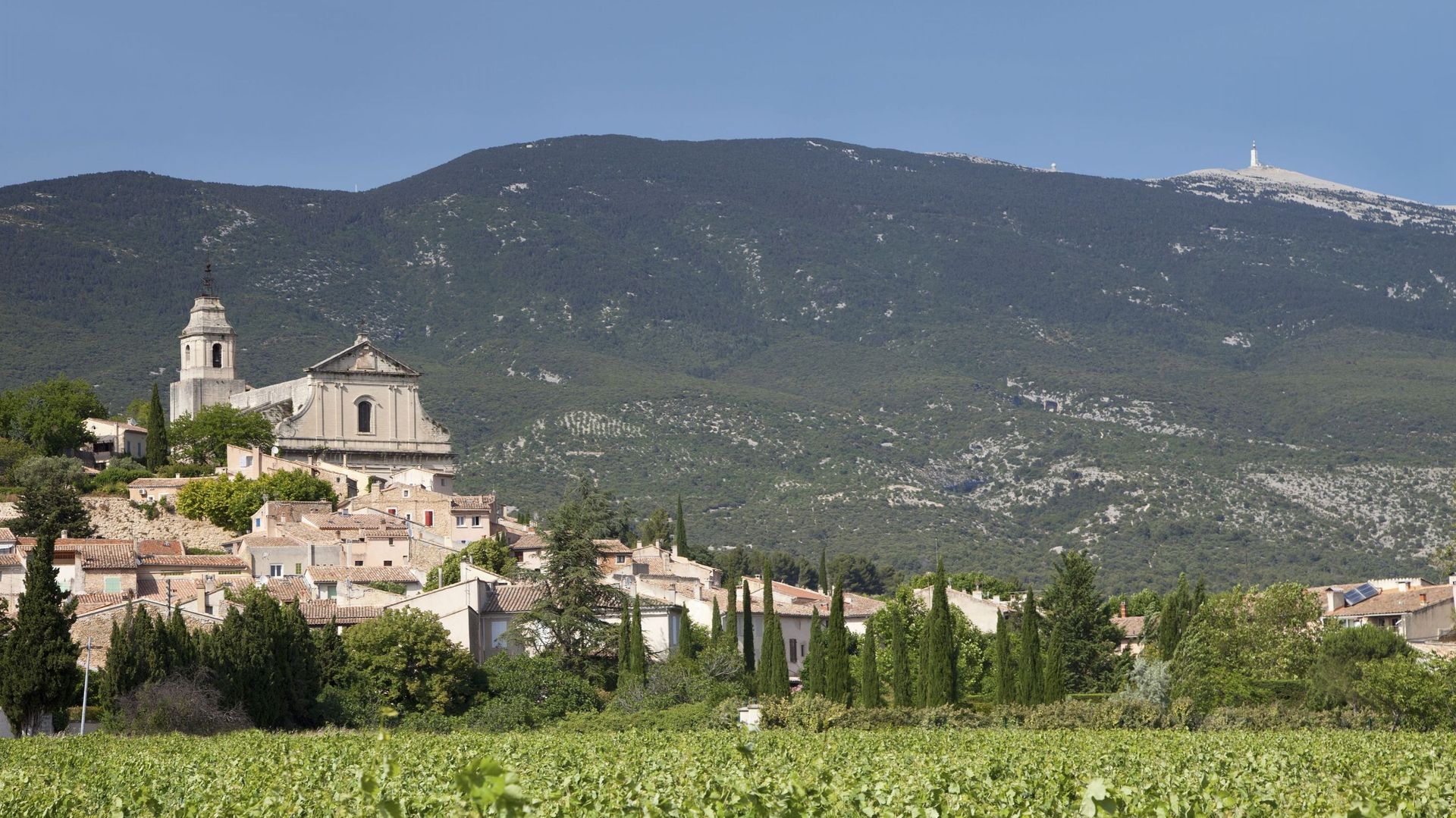Vue du village de Bédoin, au pied du mont Ventoux (illustration)
