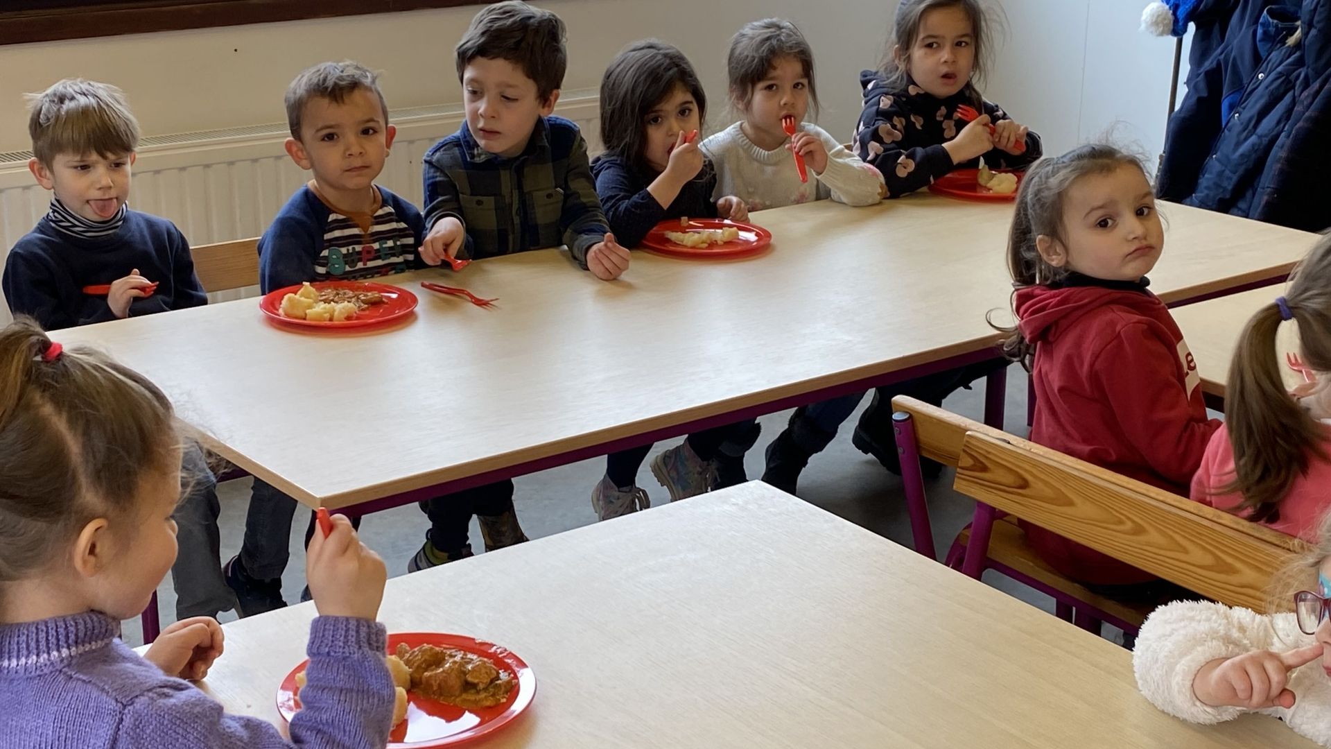 Le premier repas chaud gratuit des élèves de l’école maternelle de Ressaix