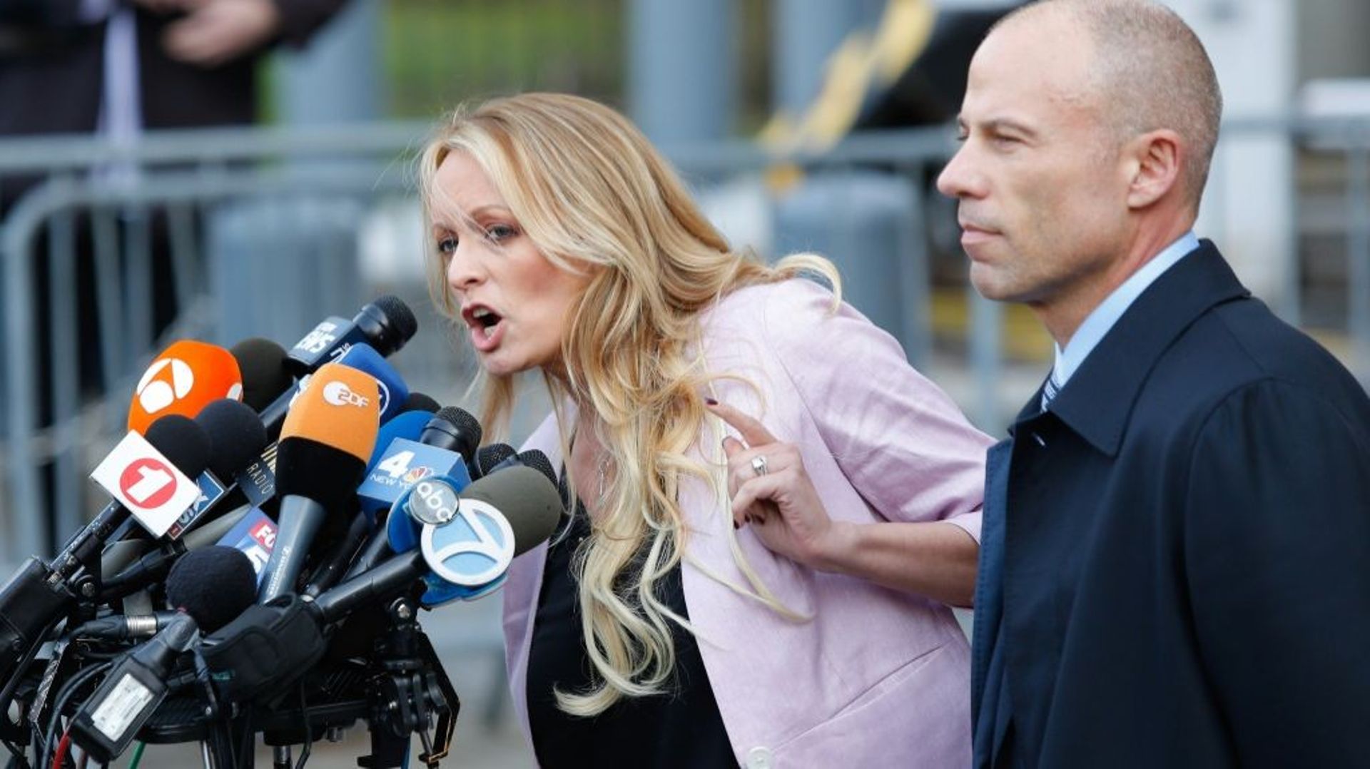 L'actrice de films X Stormy Daniels avec son avocat Michael Avenatti, parlant à la presse devant le tribunal newyorkais où elle a déposé sa plainte, en avril 2018