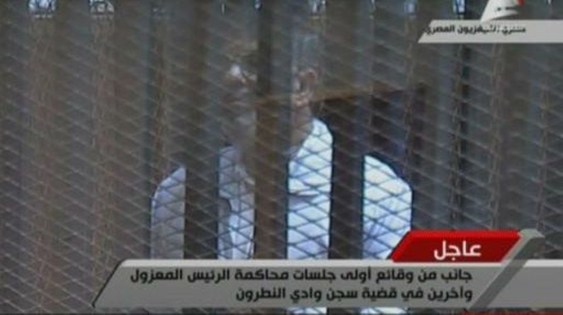 Image diffusée par la télévision égyptienne du président destitué Mohamed Morsi, portant l'uniforme blanc des détenus, au Caire le 28 janvier 2014. 