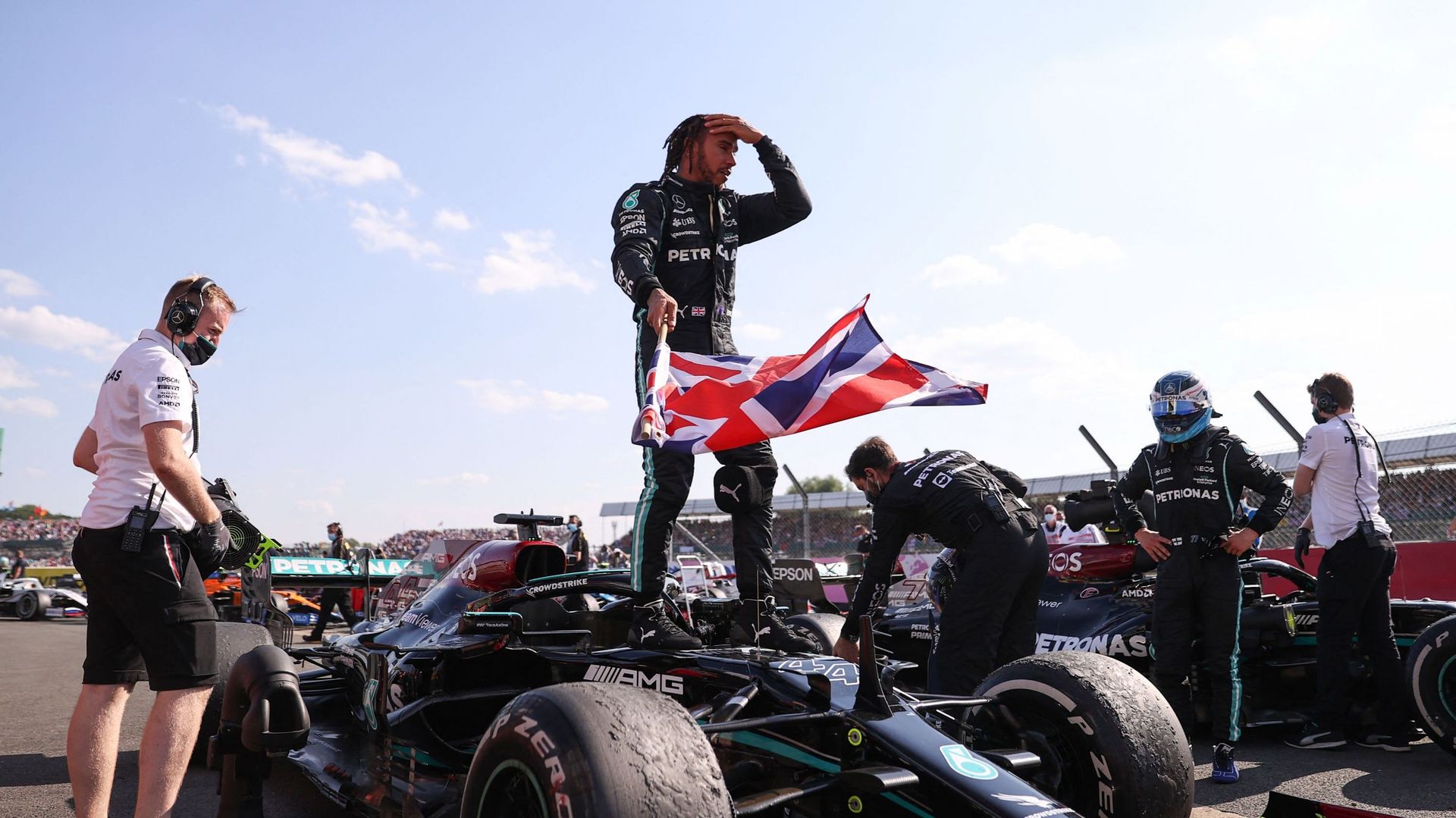 La Formule 1, la Fédération internationale de l’automobile (FIA) et l’écurie Mercedes ont condamné lundi dans un communiqué commun "les nombreux abus racistes sur les réseaux sociaux" dont a été victime le Britannique Lewis Hamilton, vainqueur du Grand Pr