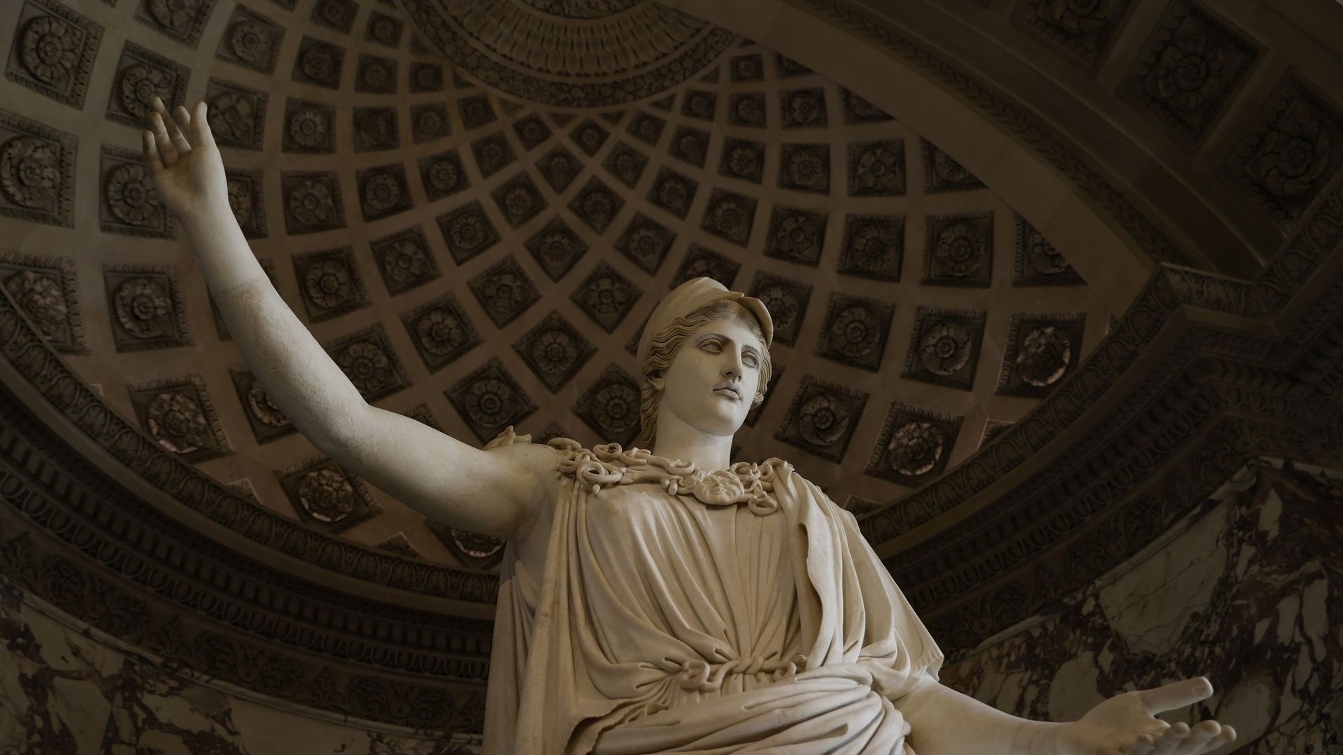 De 3,05 mètres de hauteur, représentant Athéna portant le casque et l'égide ornée de la tête de la Gorgone, elle fait face à la Vénus de Milo, chacune à une extrémité de la grande galerie des antiquités grecques et romaines.