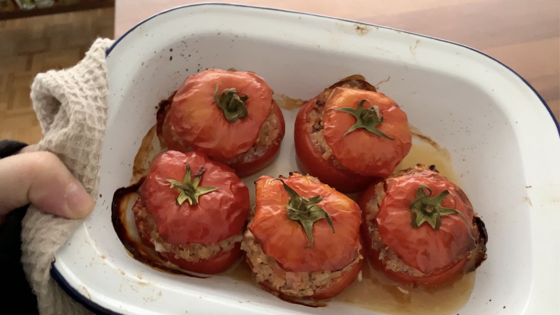 Recette de Carlo : Tomates farcies au quinoa belge (et saucisse !)
