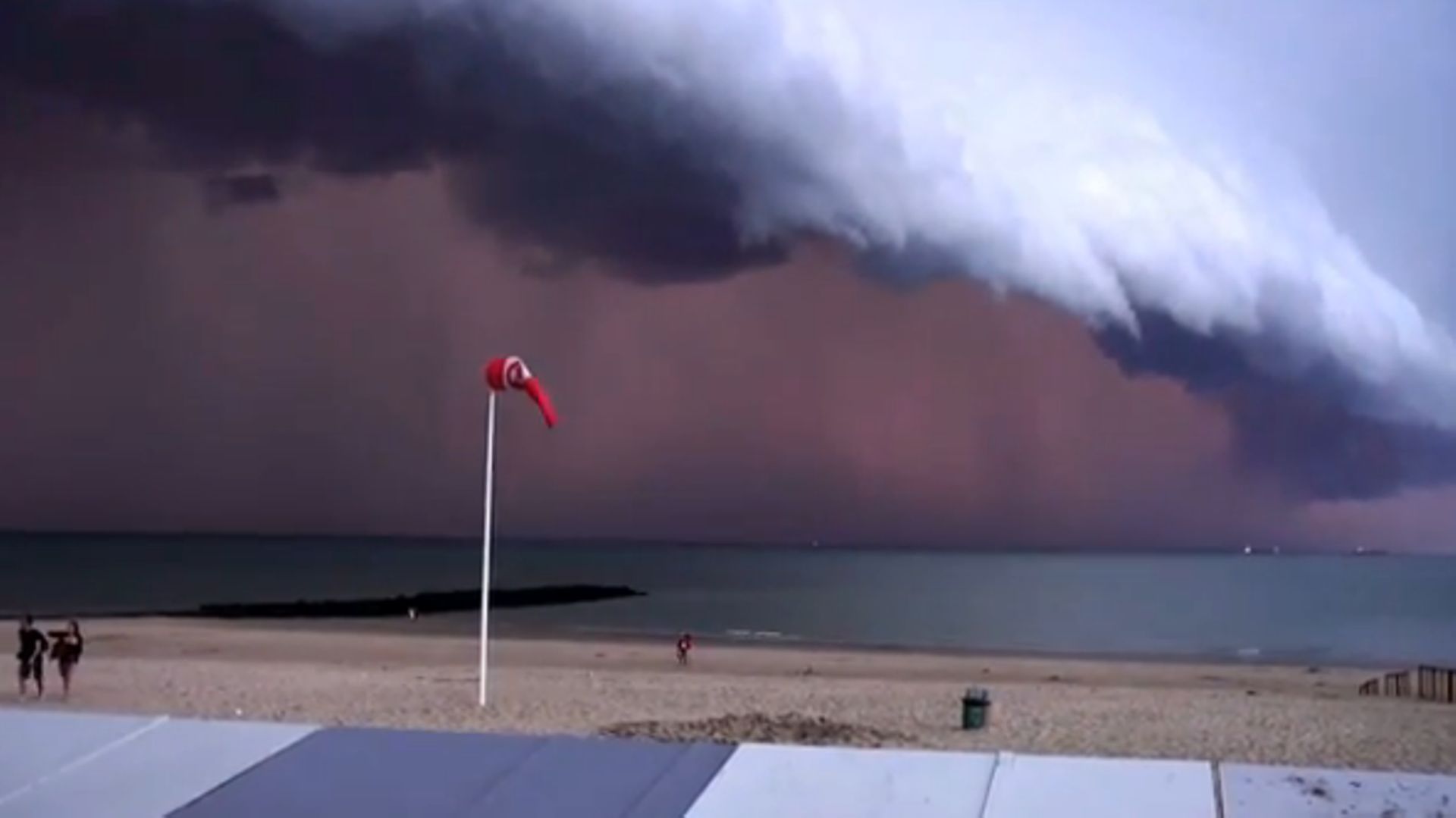 Capture d'écran d'une vidéo amateur prise sur la plage de Knokke le 5 août 2013