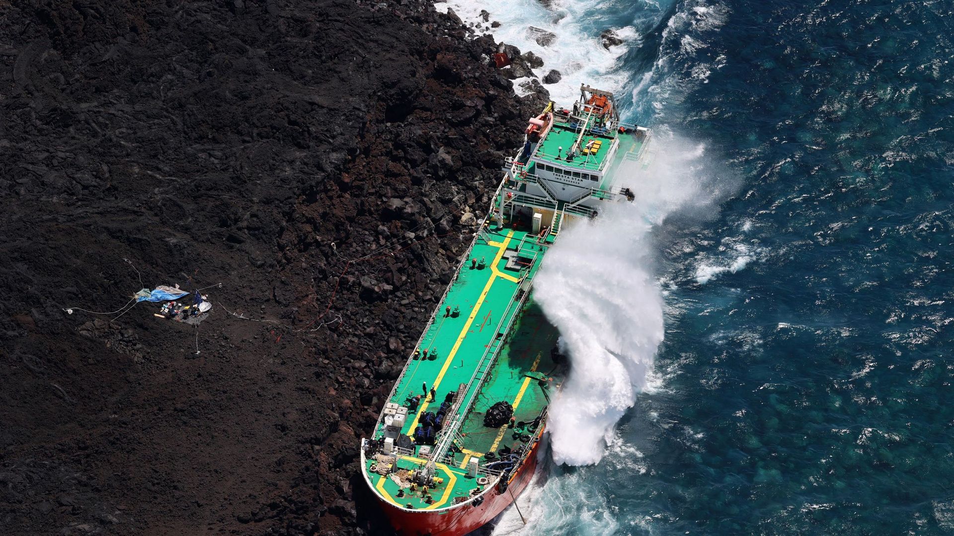 Les opérations de pompage ont débuté jeudi à bord du pétrolier mauricien Tresta Star, échoué sur la côte sud de l'île de La Réunion pendant le passage du cyclone Batsirai.