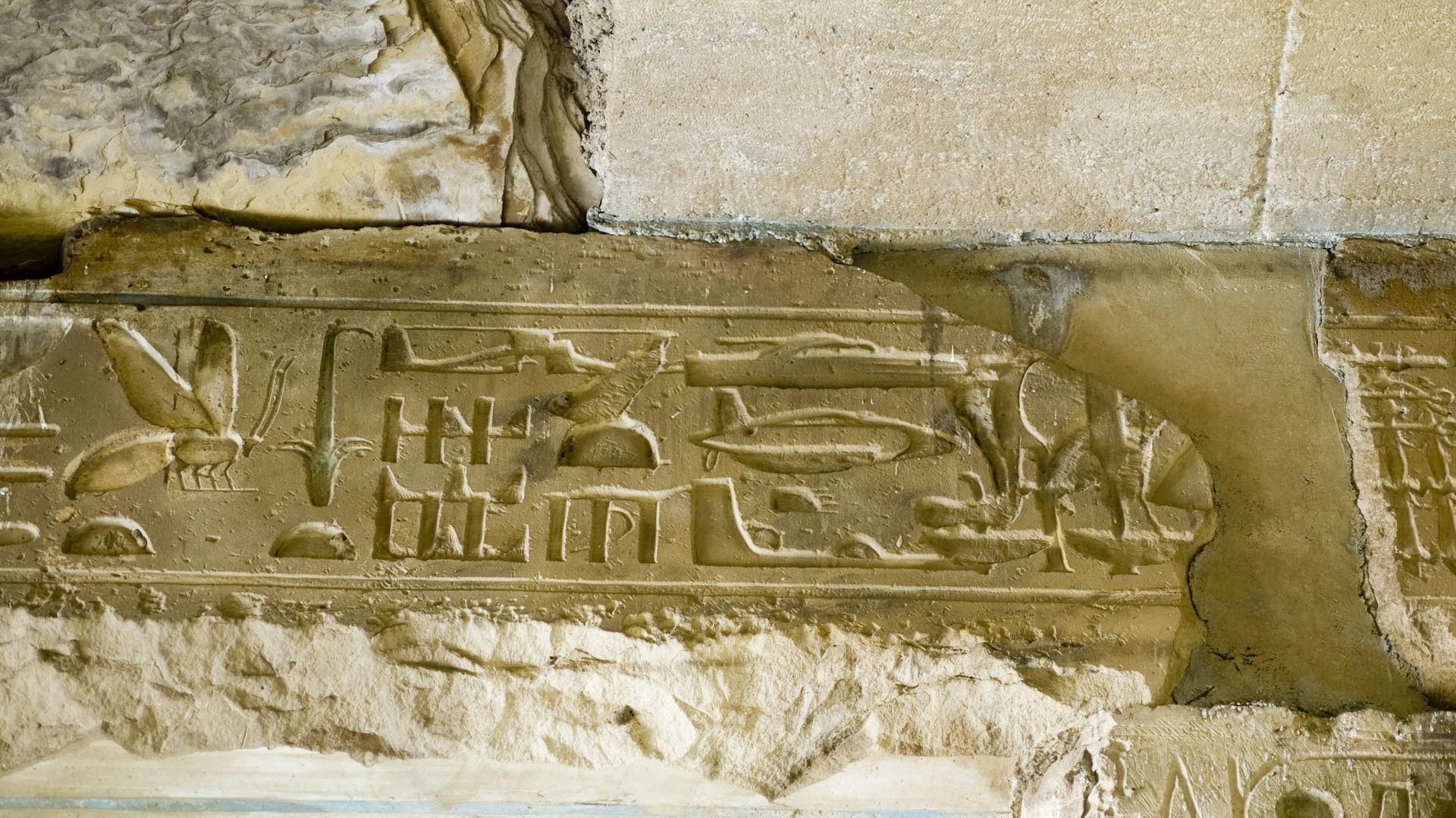 Voici les hiéroglyphes d’Abydos, situés dans le temple funéraire de Séti 1er. Les partisans de la théorie des anciens astronautes y voient des représentations d’hélicoptère, d’aéronefs et de chars d’assaut… Des objets totalement impossibles à fabriquer en