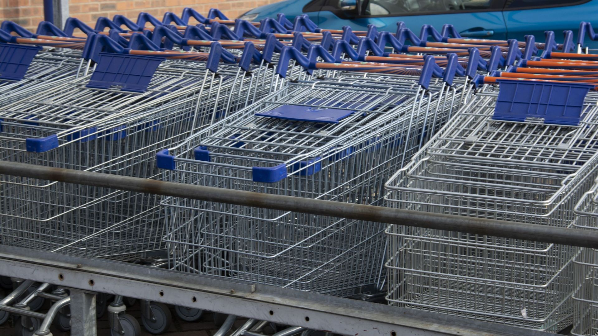 Corby, U. K, 19 mars 2019 – longue rangée de chariots LIDL Shop, à l’extérieur d’un grand supermarché.