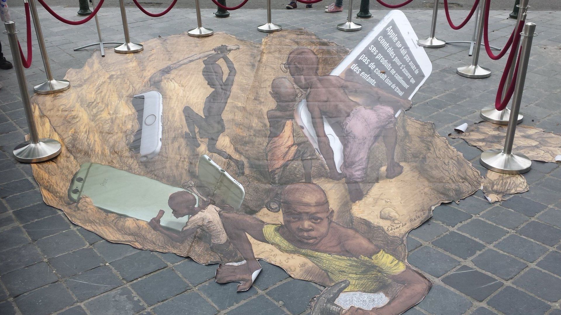 Amnesty déploie une dessin géant devant Apple pour dénoncer le travail des enfants
