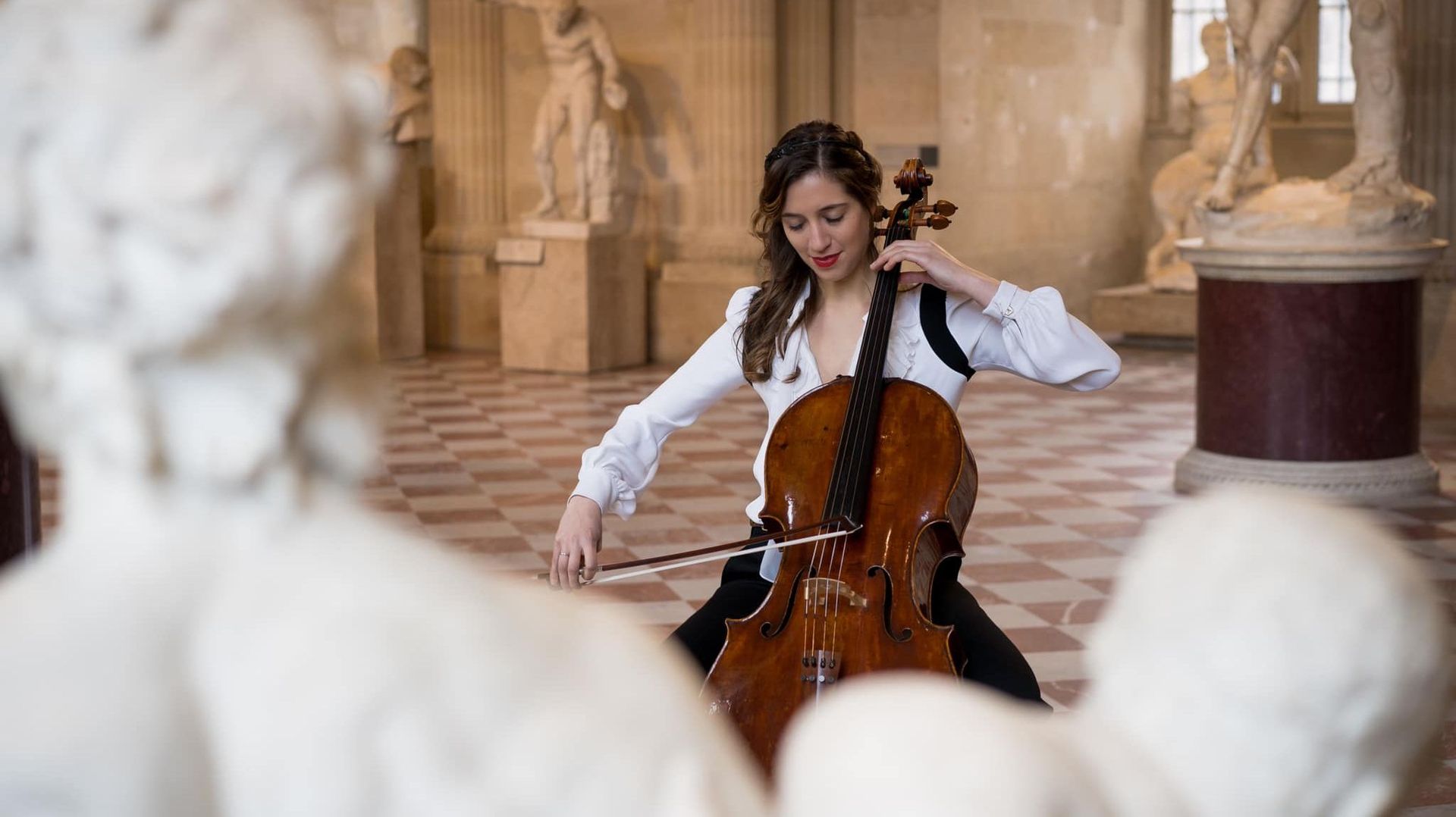 La violoncelliste Camille Thomas au Musée des Arts Décoratifs