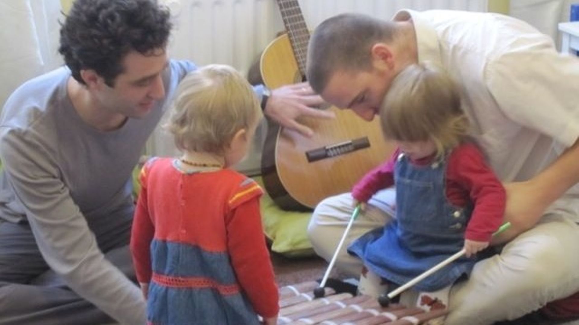 La Ronde Des Musiciens proposait notamment des ateliers d'éveil musical 'parents-bébés'.  