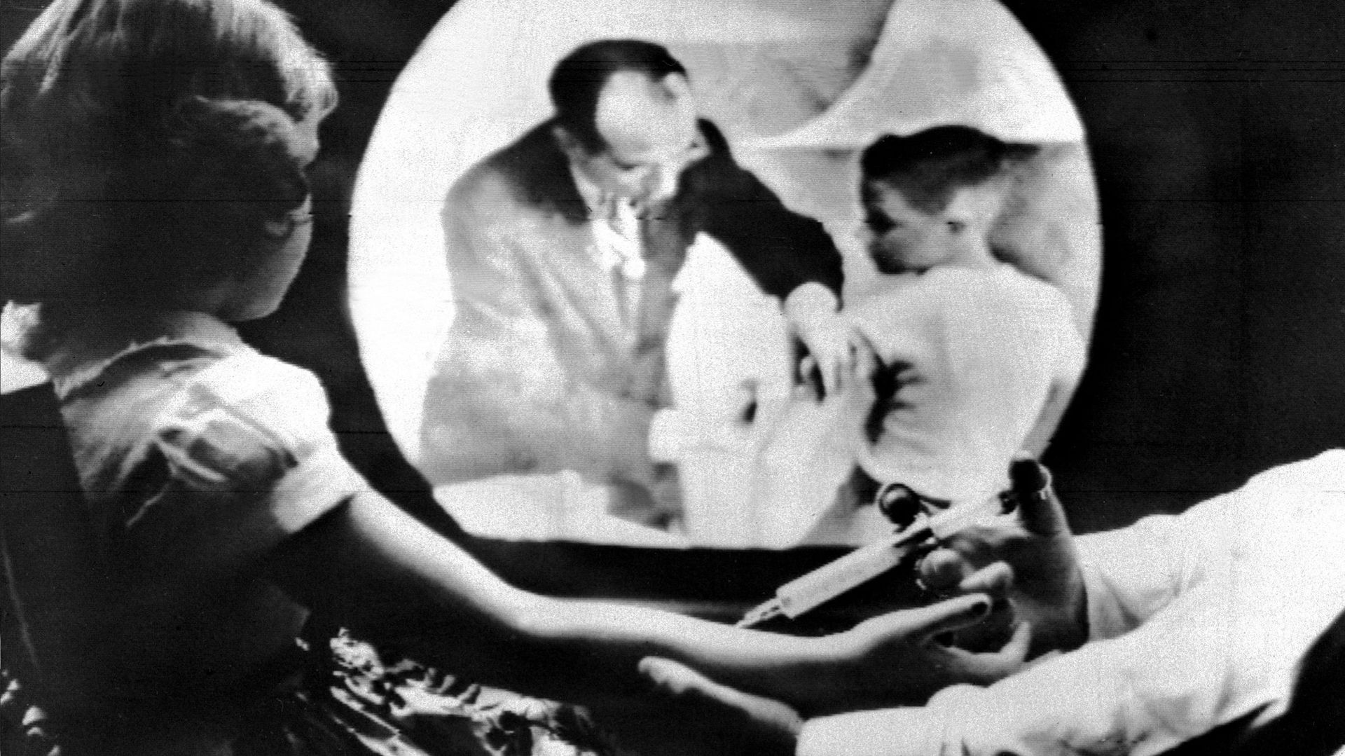 Une petite fille se fait vacciner contre la polio en 1955