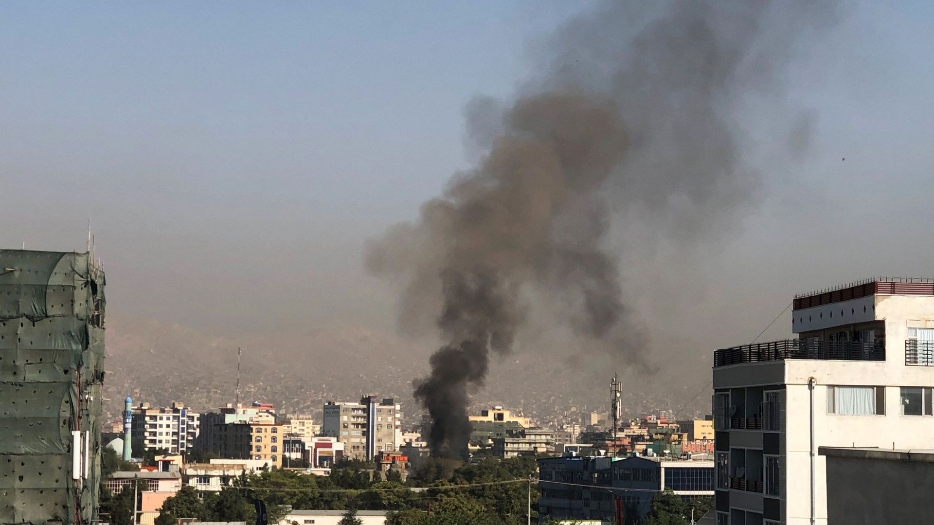 Un colonne de fumée s'élève à la suite d'une explosion visant le convoi du vice-président afghan Amrullah Saleh à Kaboul le 9 septembre 2020.