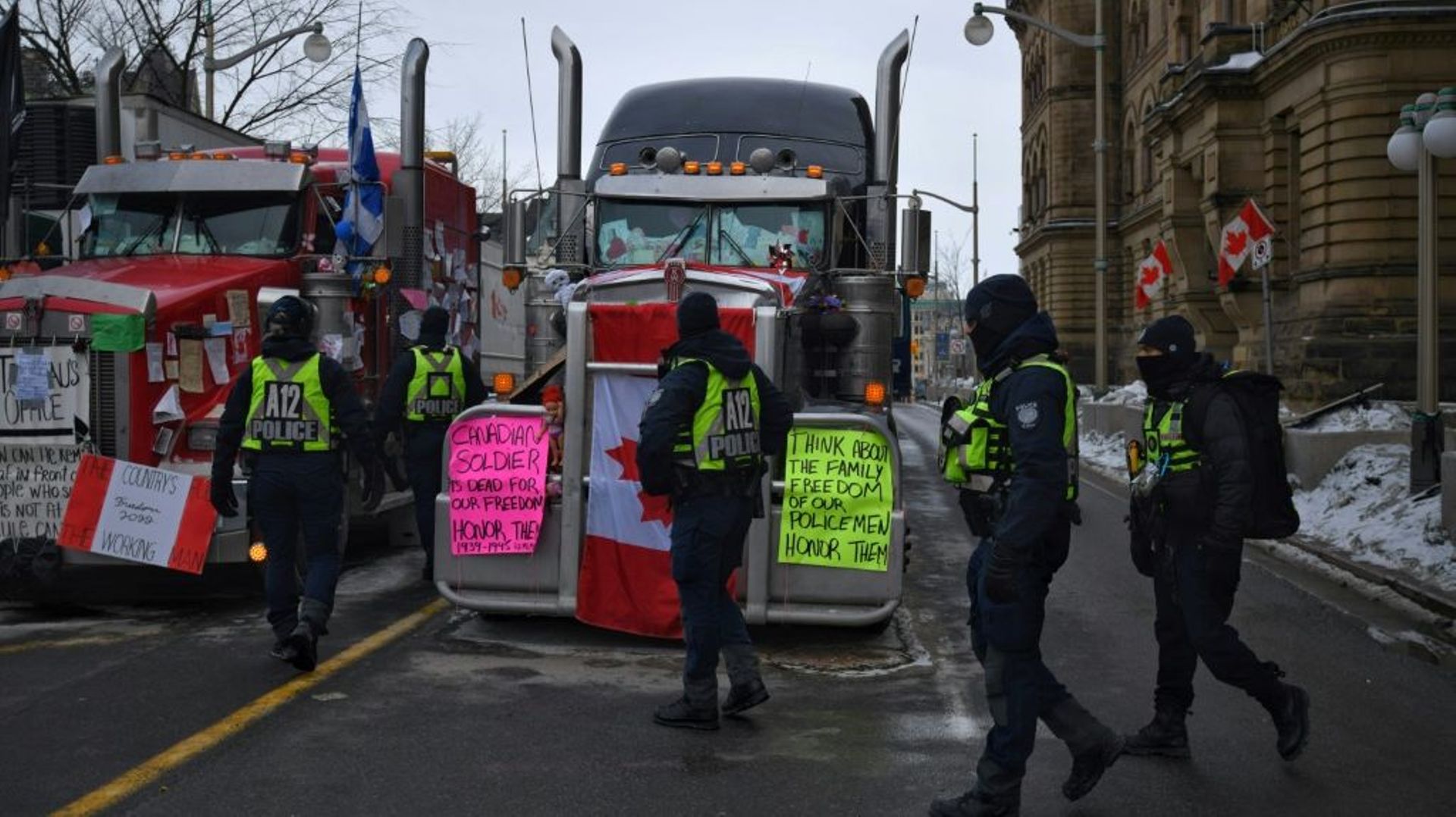 Des policiers patrouillent rue Wellington à Ottawa, le 16 février 2022