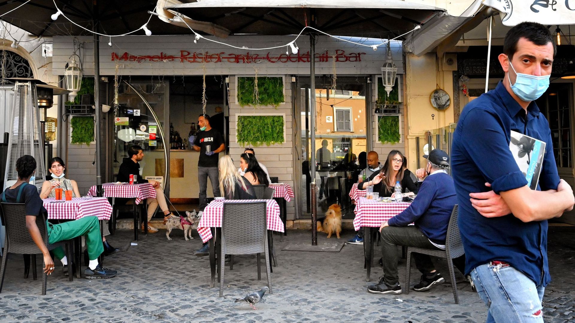 Calme retour à table dans des restaurants et des cafés d'Europe