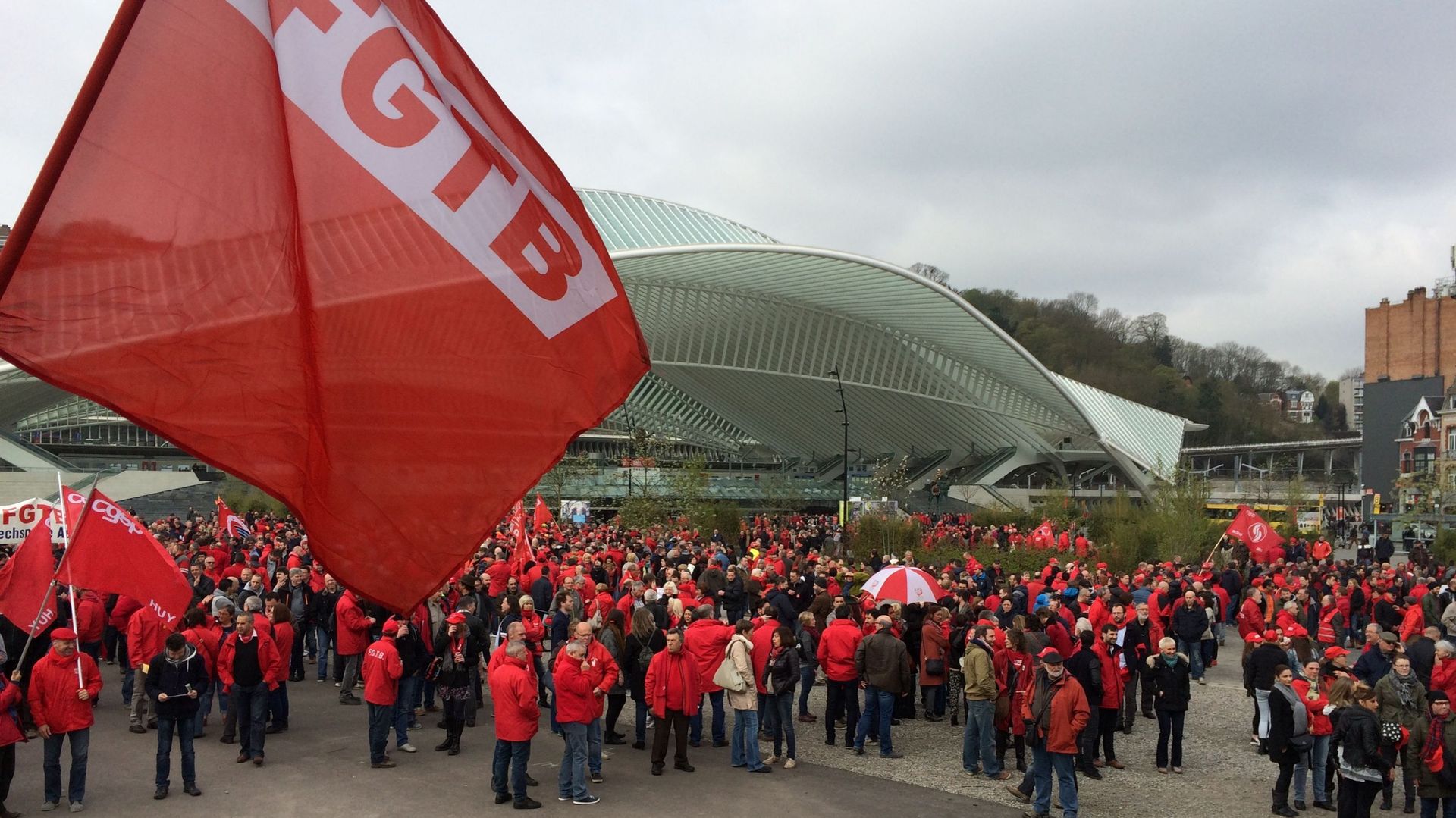 Des milliers de travailleurs de la FGTB manifestent à Charleroi, Liège et Bruxelles
