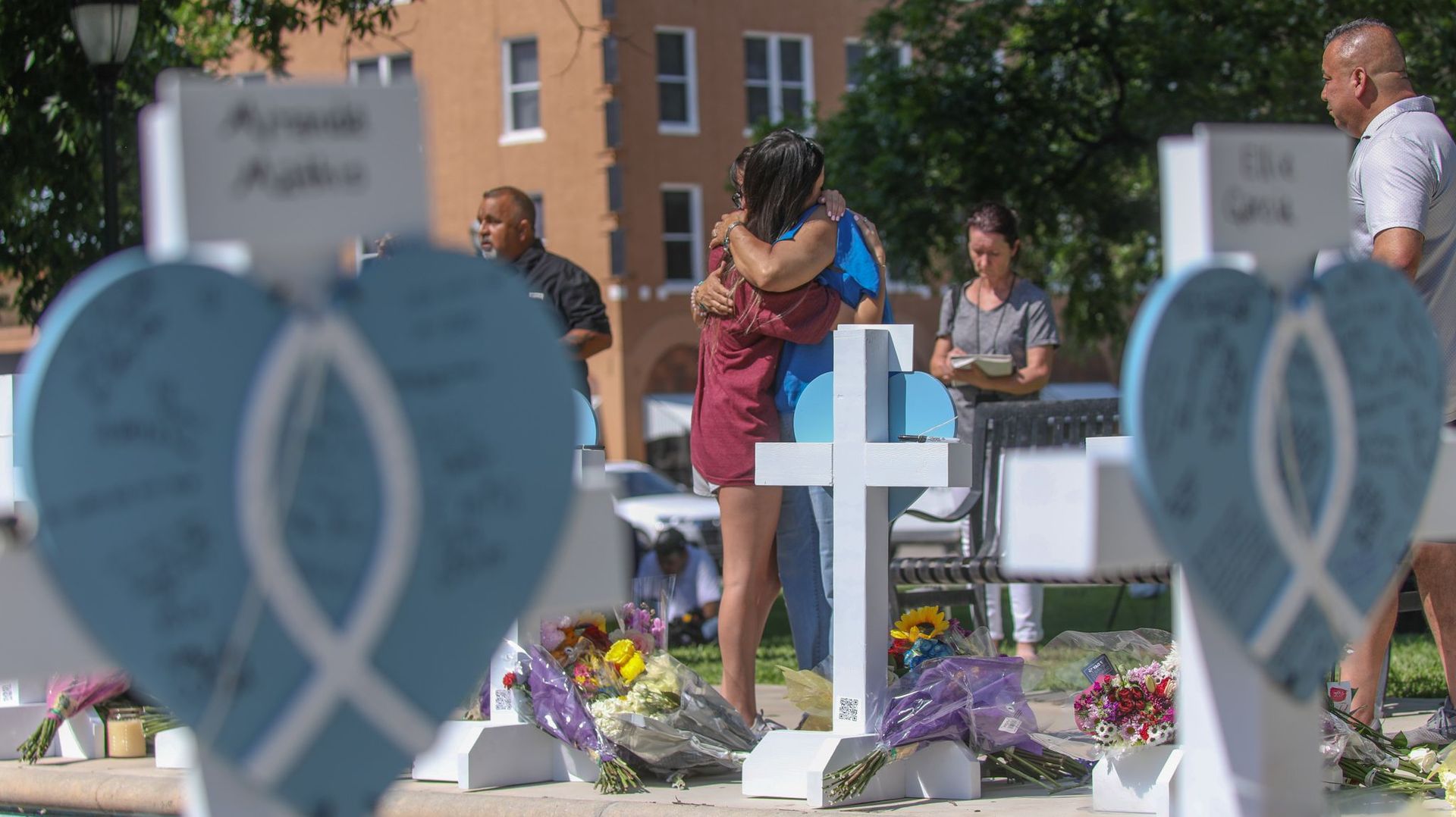 Des personnes en deuil visitent un mémorial pour les victimes de la fusillade de mardi dans une école primaire, sur la place de la ville d’Uvalde, le 26 mai 2022 au Texas.