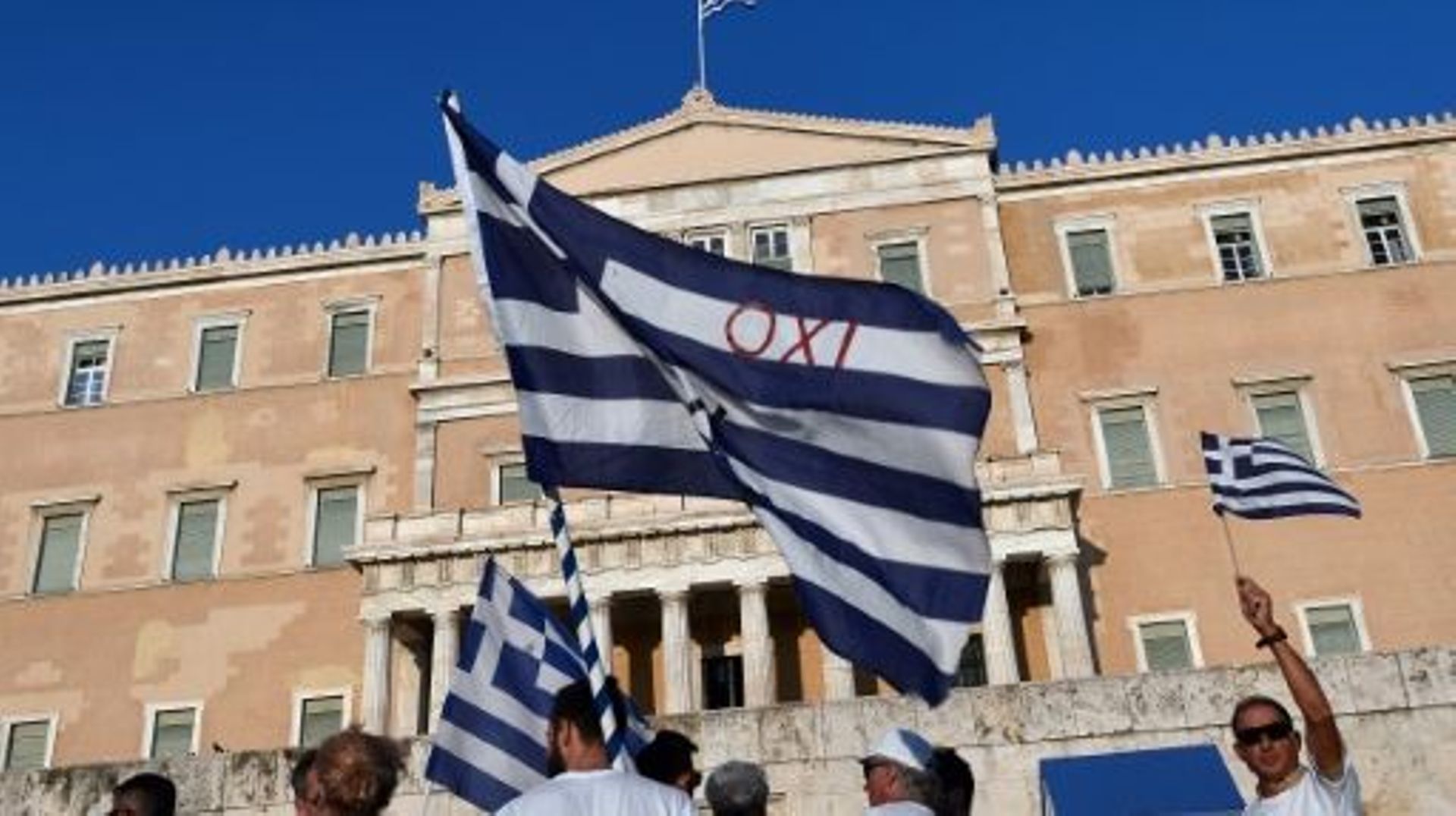 Manifestation devant le Parlement à Athènes, le 5 juillet 2016, un an après la victoire du "non" au référendum sur les exigences des créanciers. Malgré cette victoire, Alexis Tsipras a refusé le risque d'une sortie de l'euro